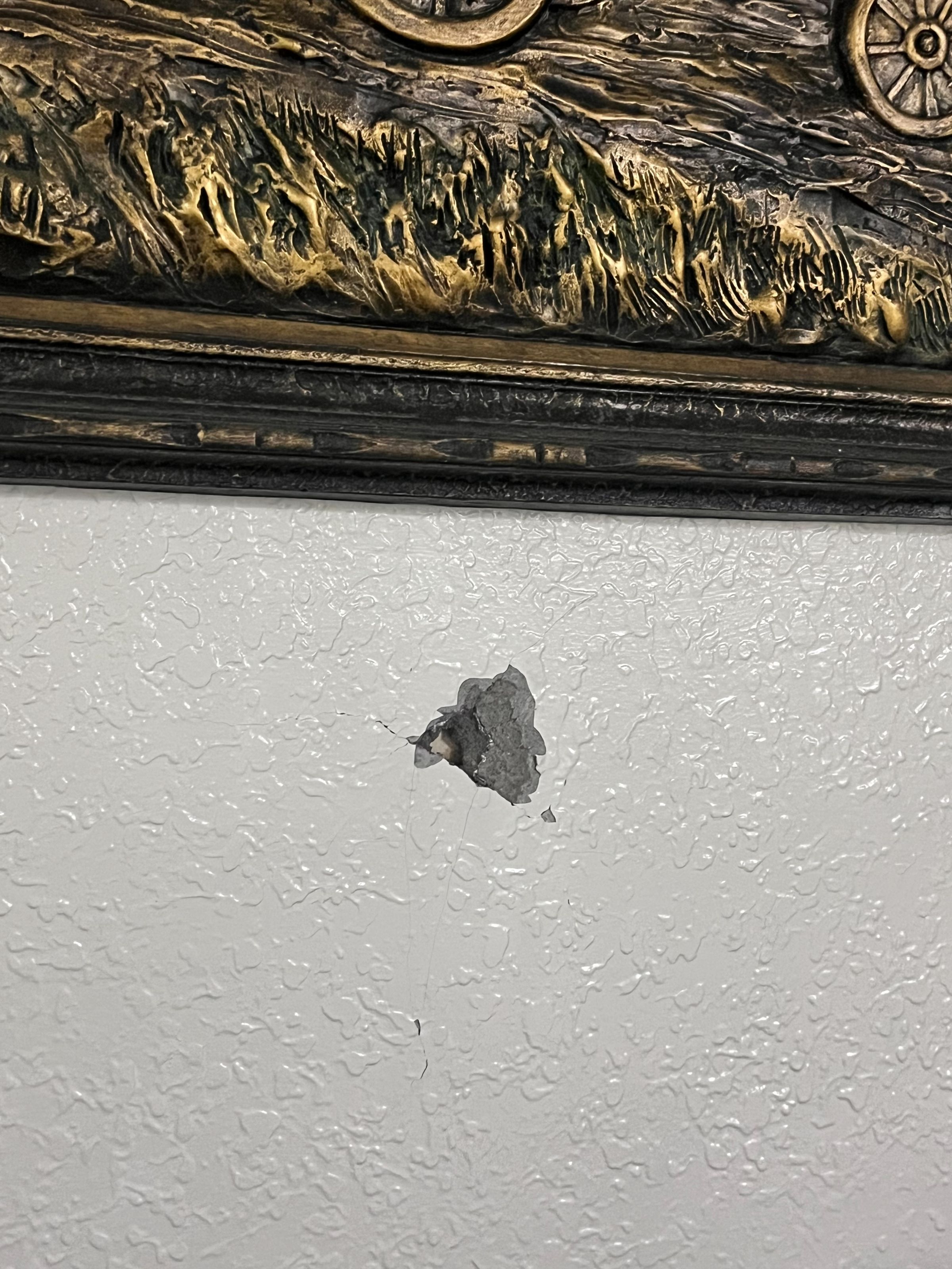 童先生家中牆面因建商施工，出現許多破洞。（讀者提供）