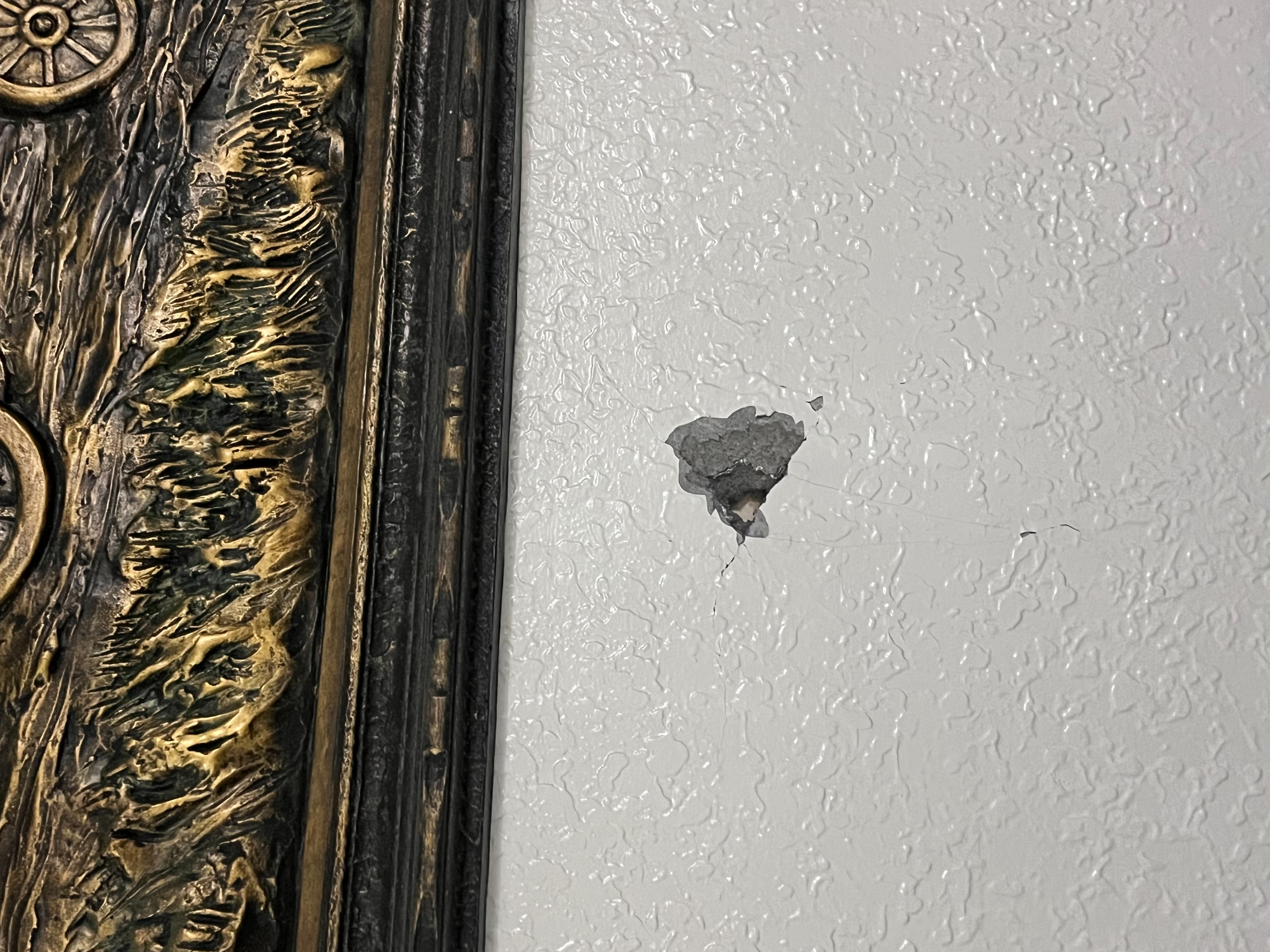 童先生家中牆面因建商施工，出現許多破洞。（讀者提供）