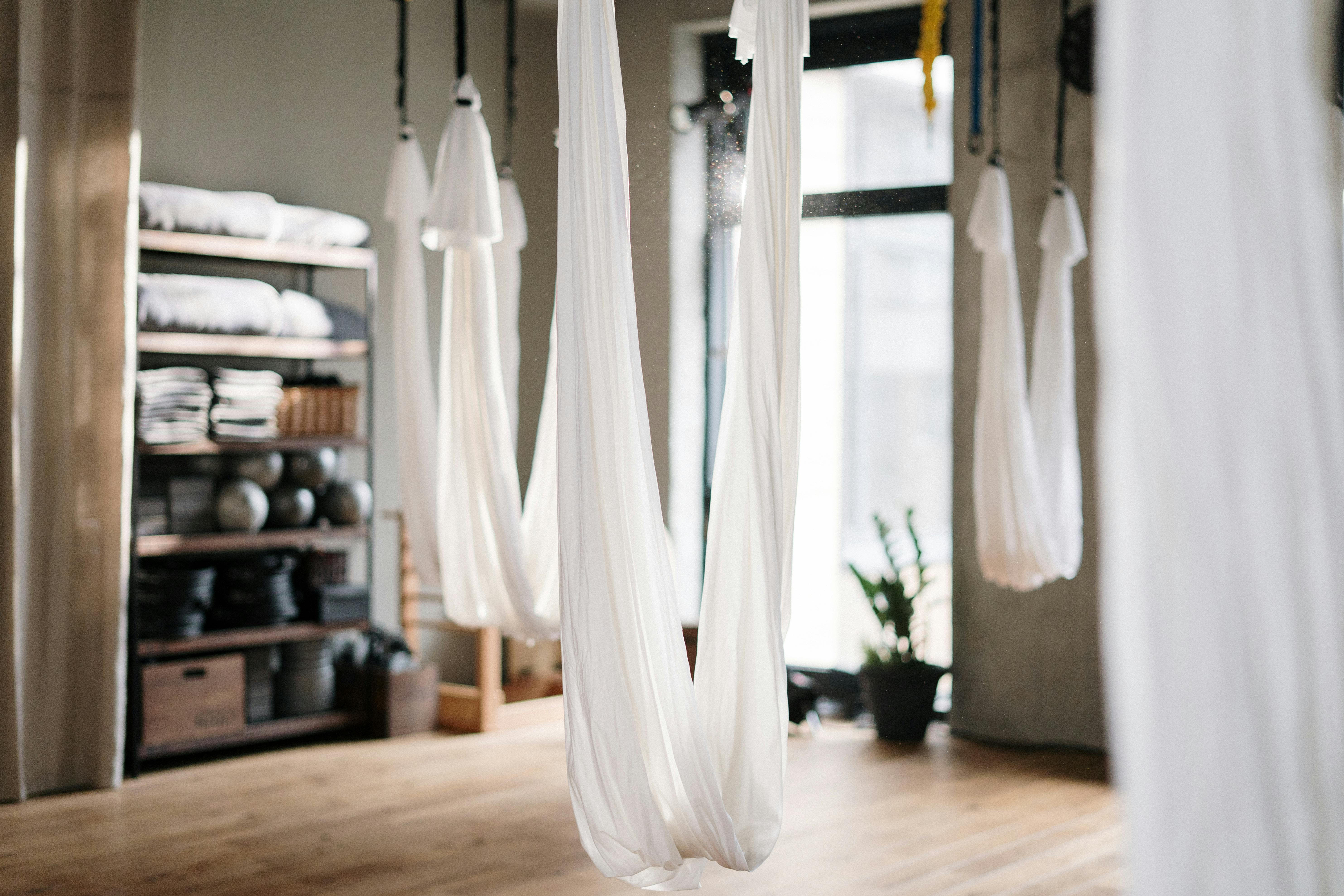 石姓女子獨自在瑜伽教室內練空中瑜伽，沒想到因手抽筋，意外遭瑜伽帶勒頸，差點窒息。（示意圖，Pexels）