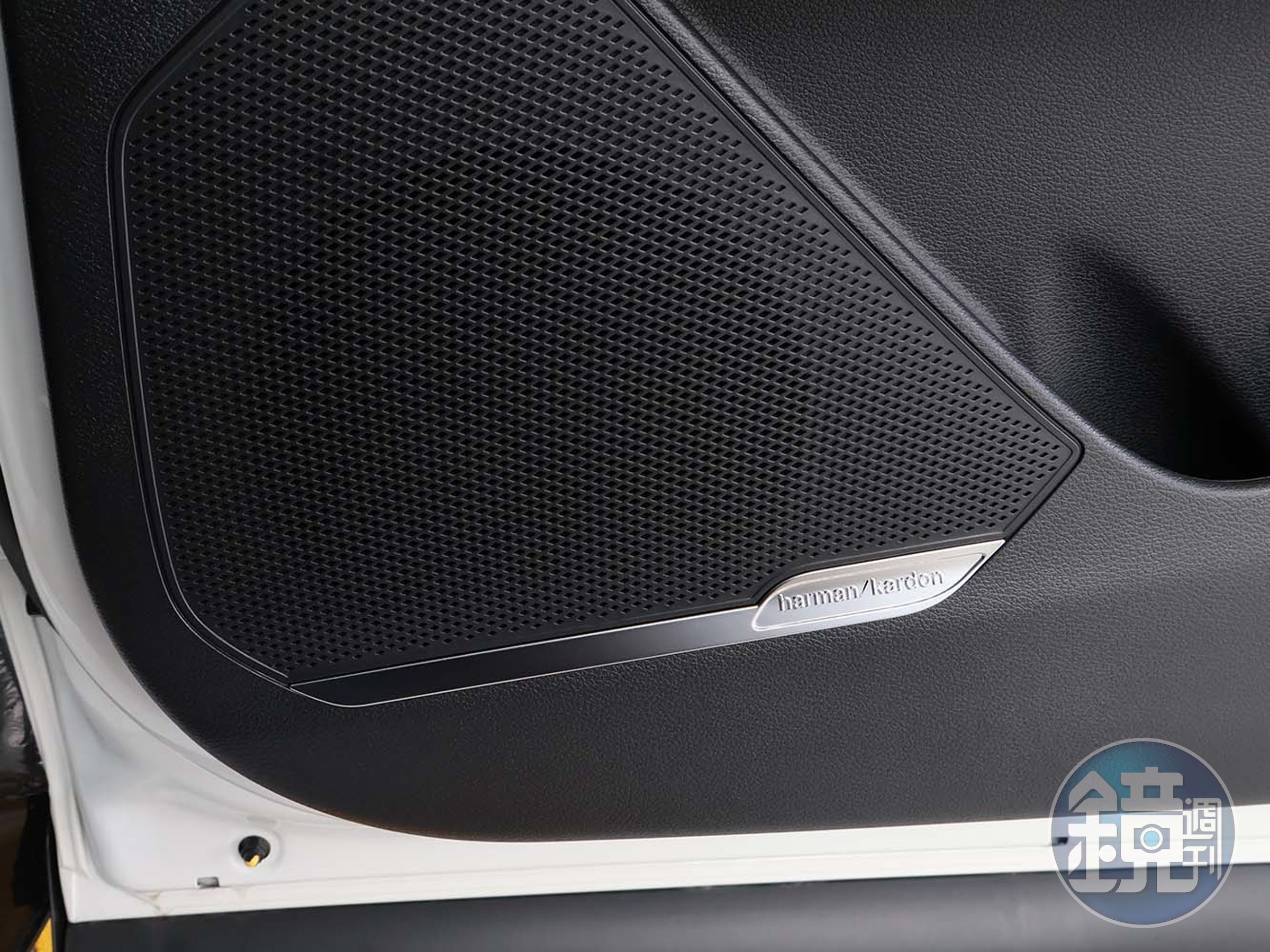 車輛配備8具Harman Kardon頂級環場音響系統。