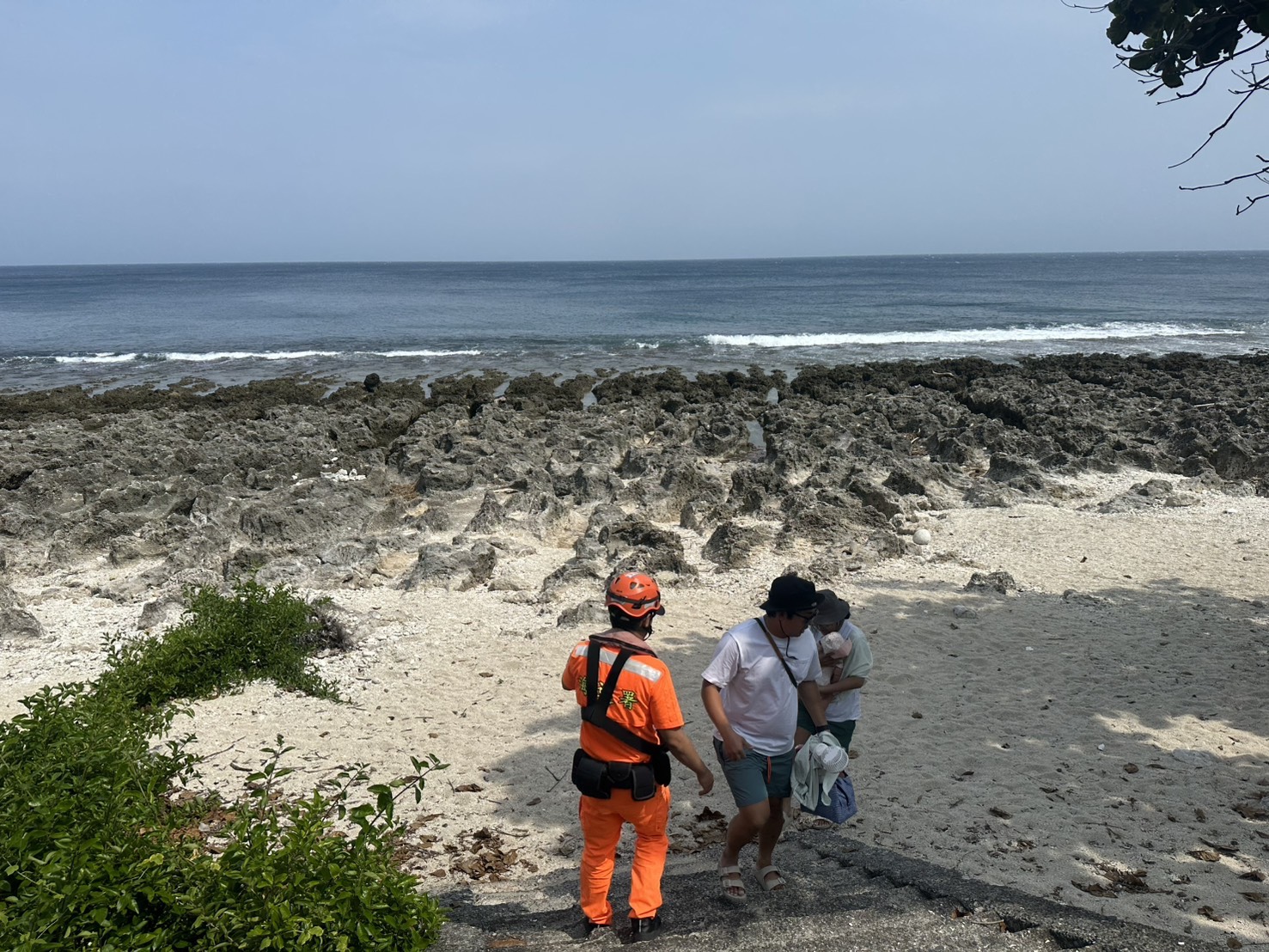 民眾在颱風期間違法進入海域，將依《災害防救法》逕行開立舉發單，裁處新臺幣5萬元以上25萬元以下罰鍰。海巡署提供
