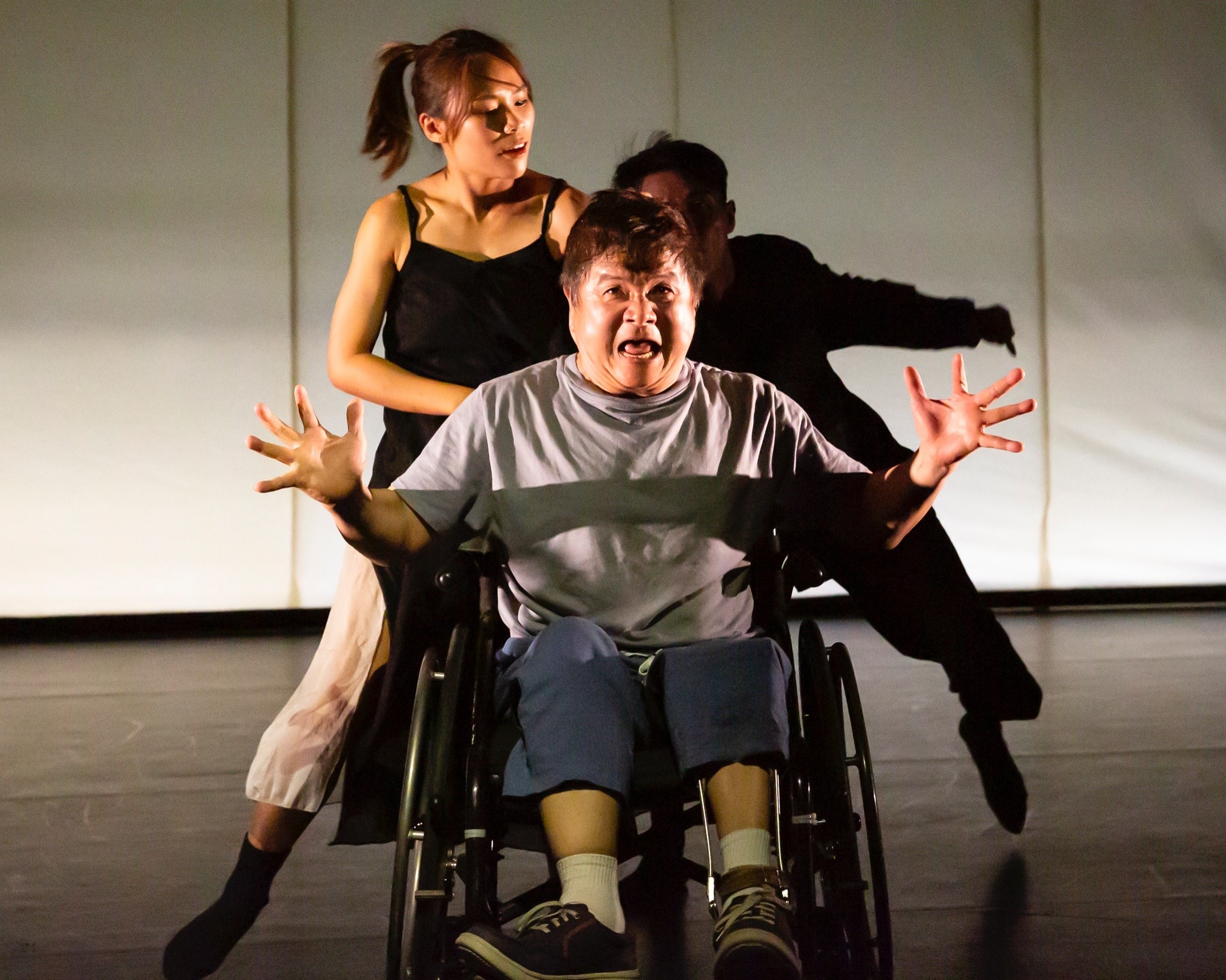 輪椅舞者鄭祐承（中）是滯留島第一位障礙舞者，曾參與舞團多支作品。（滯留島舞蹈劇場提供）