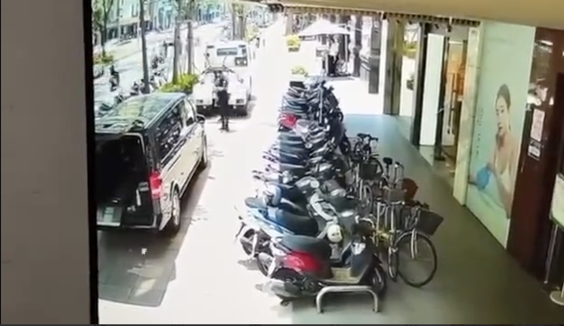 一名殯葬業者上傳一段接體車遭拖吊的影片，引發兩派網友的熱議，不少人認為應該要通融，也有人表示違規就是違規。（翻攝自爆料公社）