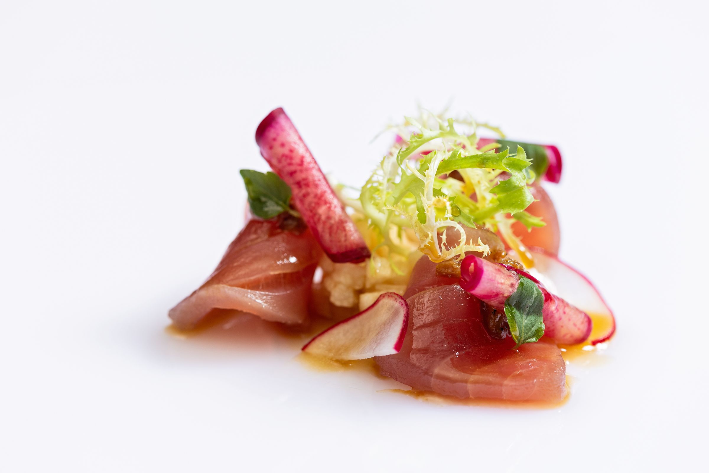 「鮪魚」以秋天稻穗梗煙燻鮪魚為主,並搭配明火炙燒的日本麥味噌,昆布風味的三杯醋酸甜適中,巧妙平衡鮪魚的濃郁滋味。山藥醋拌鮮嫩脆爽,鹽漬大根與櫻桃蘿蔔增添了清新口感,層次豐富,令人回味。