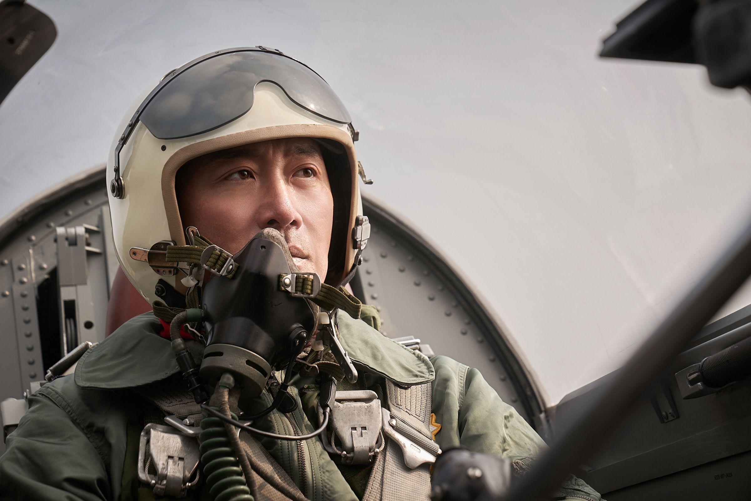 河正宇在《亡命機劫》演出曾是駕駛戰鬥機的飛官，後來成為客機副機長。（索尼影業提供）