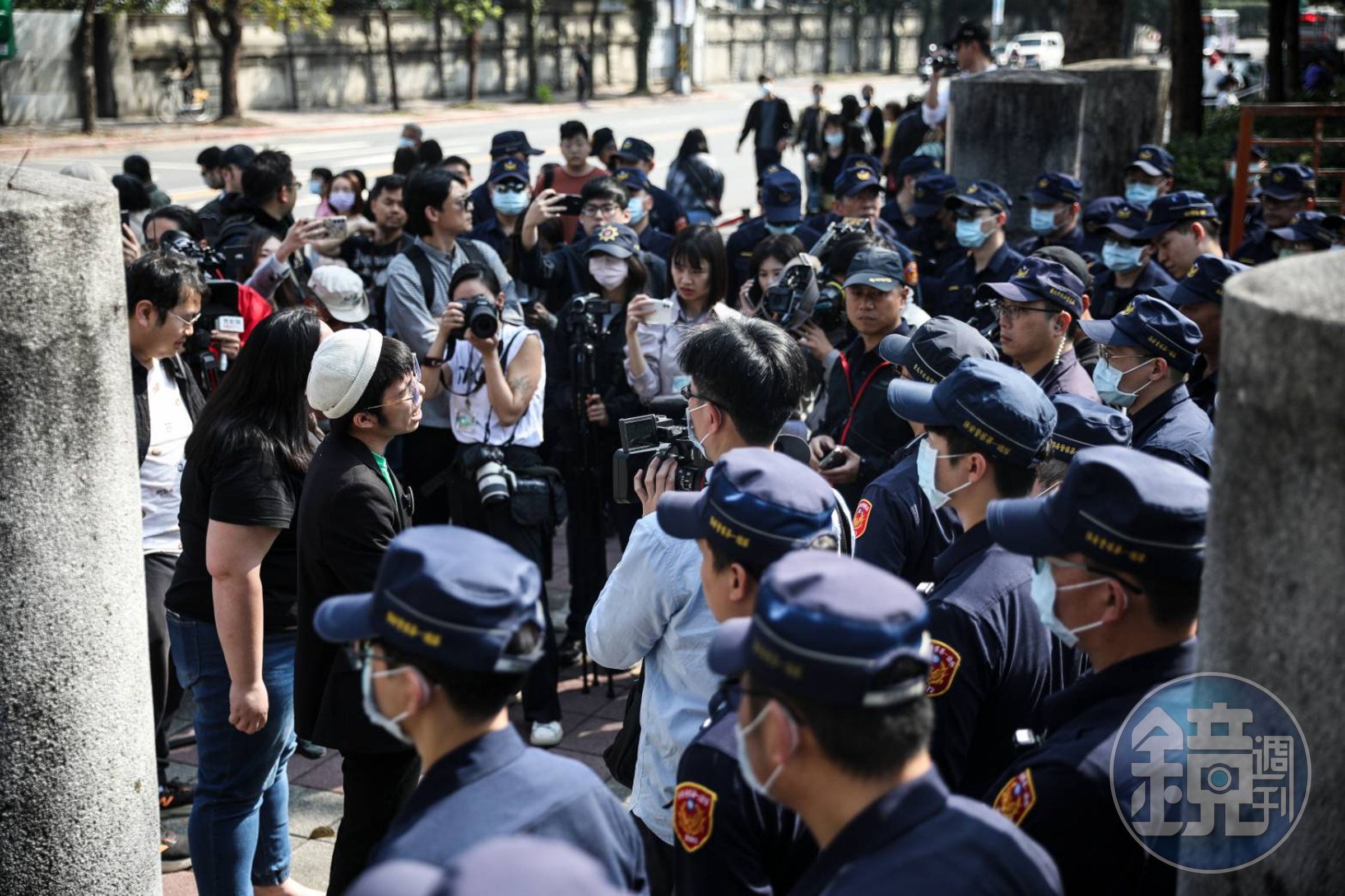 抗議團體「無力者」被隔離在場外,和警方爆發衝突,情緒激動與警方推擠。