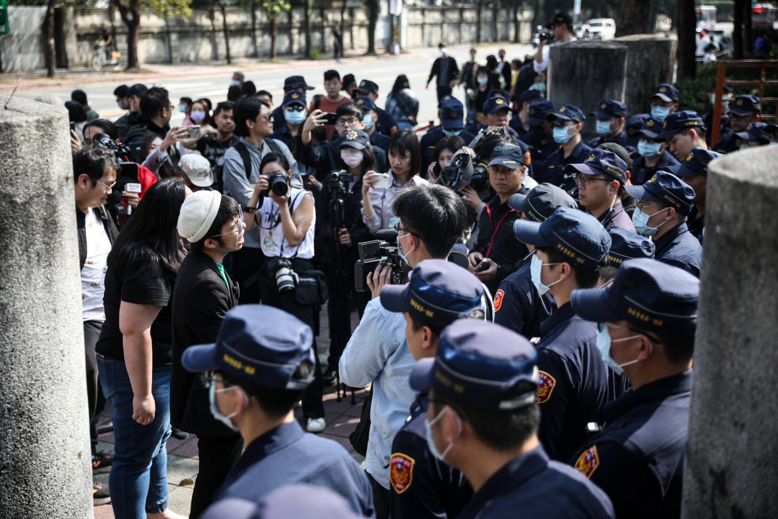 抗議團體「無力者」被隔離在場外，和警方爆發衝突，情緒激動與警方推擠。
