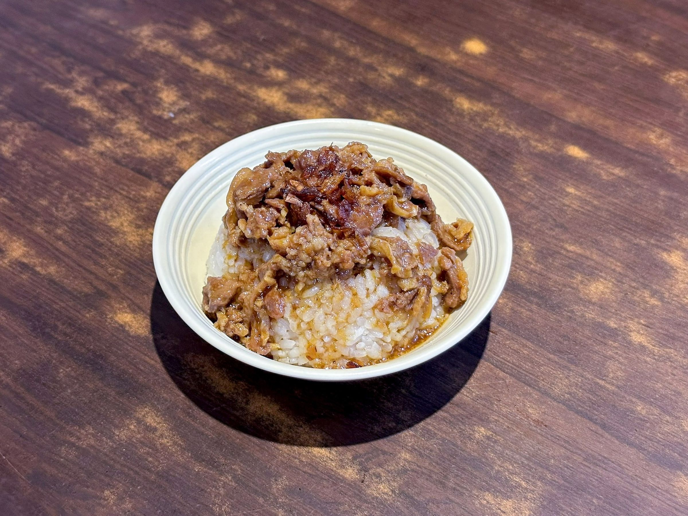 「北鴨鴨肉羹」選用台灣土番鴨，薄切鴨肉與洋蔥、筍絲、蒜頭炒香後入羹，鴨肉軟嫩、湯頭甘甜溫潤，加點辣椒粉更添層次。（北鴨鴨肉羹提供）