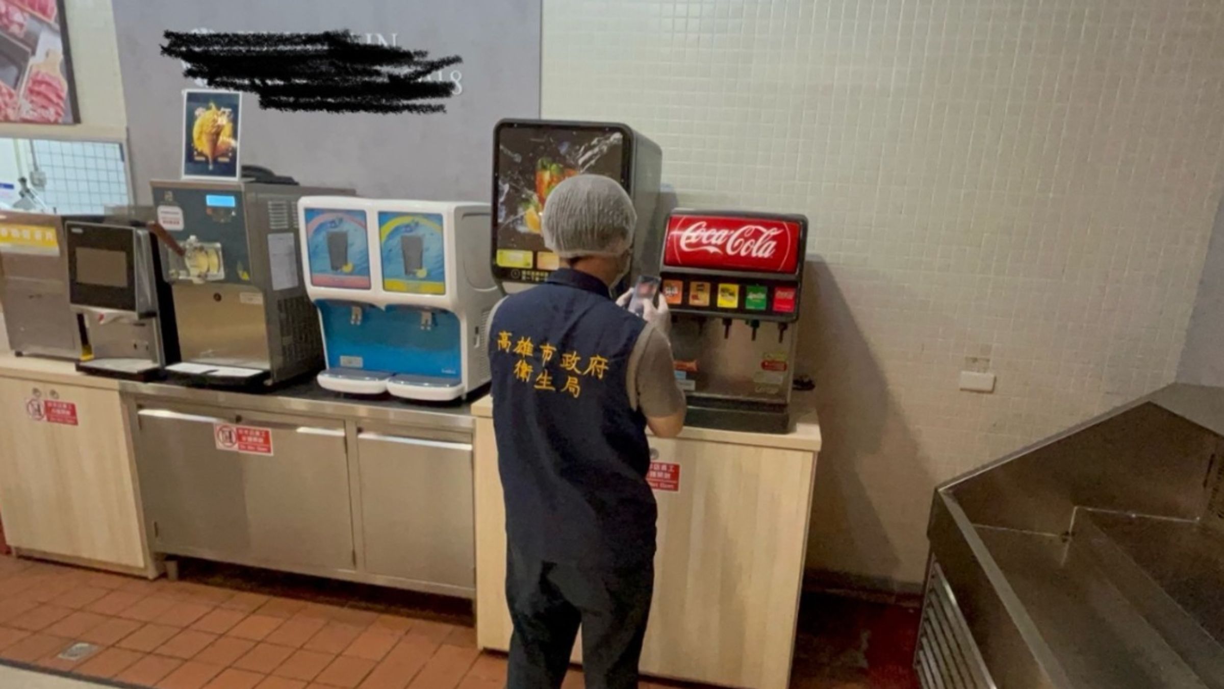 該餐廳除了上菜慢又缺貨，白飯竟「完全沒有」，客人用餐時甚至看見飲料機掛著蟑螂屍體。（高市府衛生局提供）