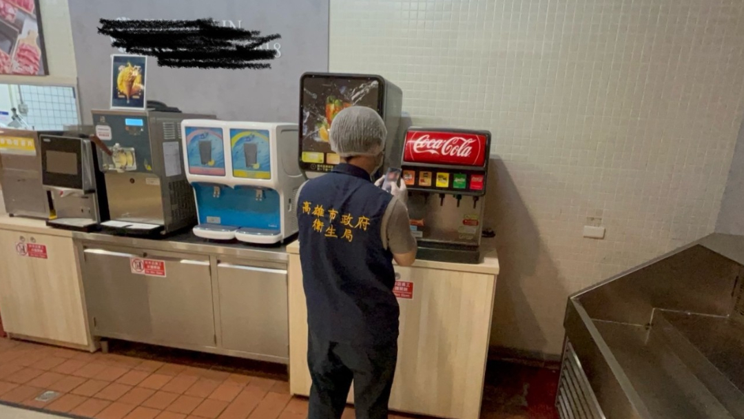 該餐廳除了上菜慢又缺貨，白飯竟「完全沒有」，客人用餐時甚至看見飲料機掛著蟑螂屍體。（高市府衛生局提供）