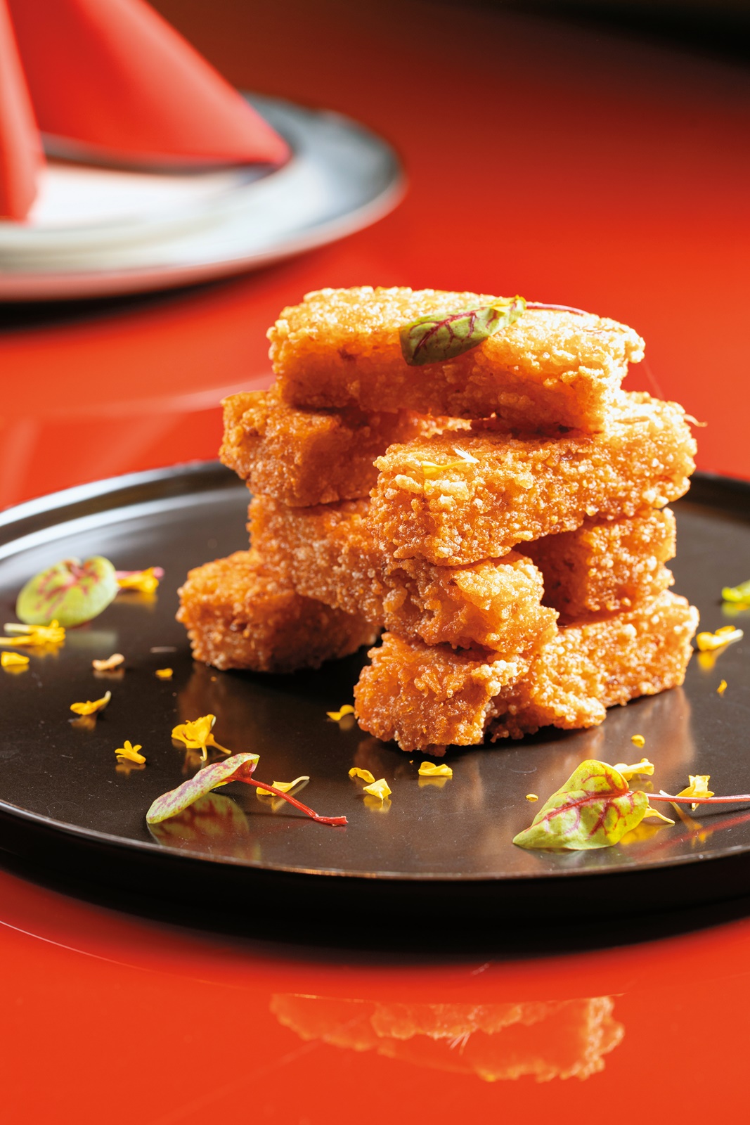 用雞湯、瑤柱煮過再炸的「脆香火腿粢飯條」,是絕對涮嘴的邪惡美味。(每位3,500元套餐菜色)