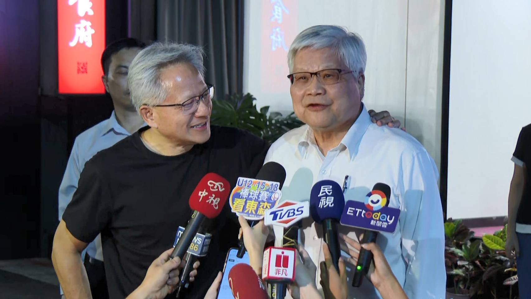 輝達執行長黃仁勳快閃台灣,與台積電董事長魏哲家及其他高階主管共進晚餐。(鏡新聞提供)