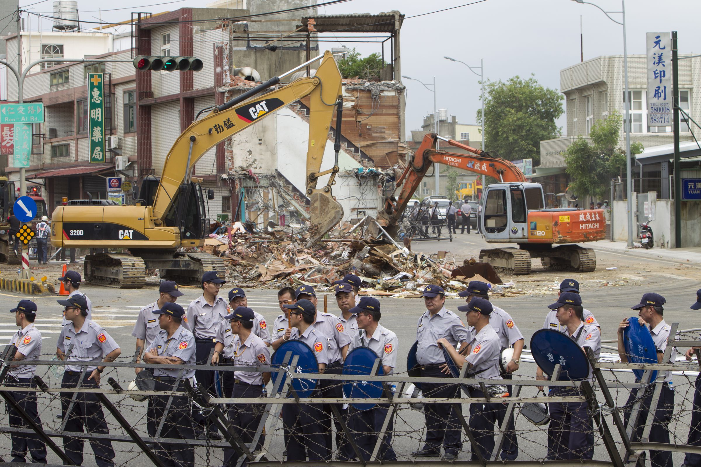 大埔張藥房抗爭多年，突遭劉政鴻以「天賜良機」突襲強拆，引爆民眾怒火；經歷多次協調後，確定了「原地重建」這個大原則，終於在2020年完成重建。（攝影：鍾聖雄）