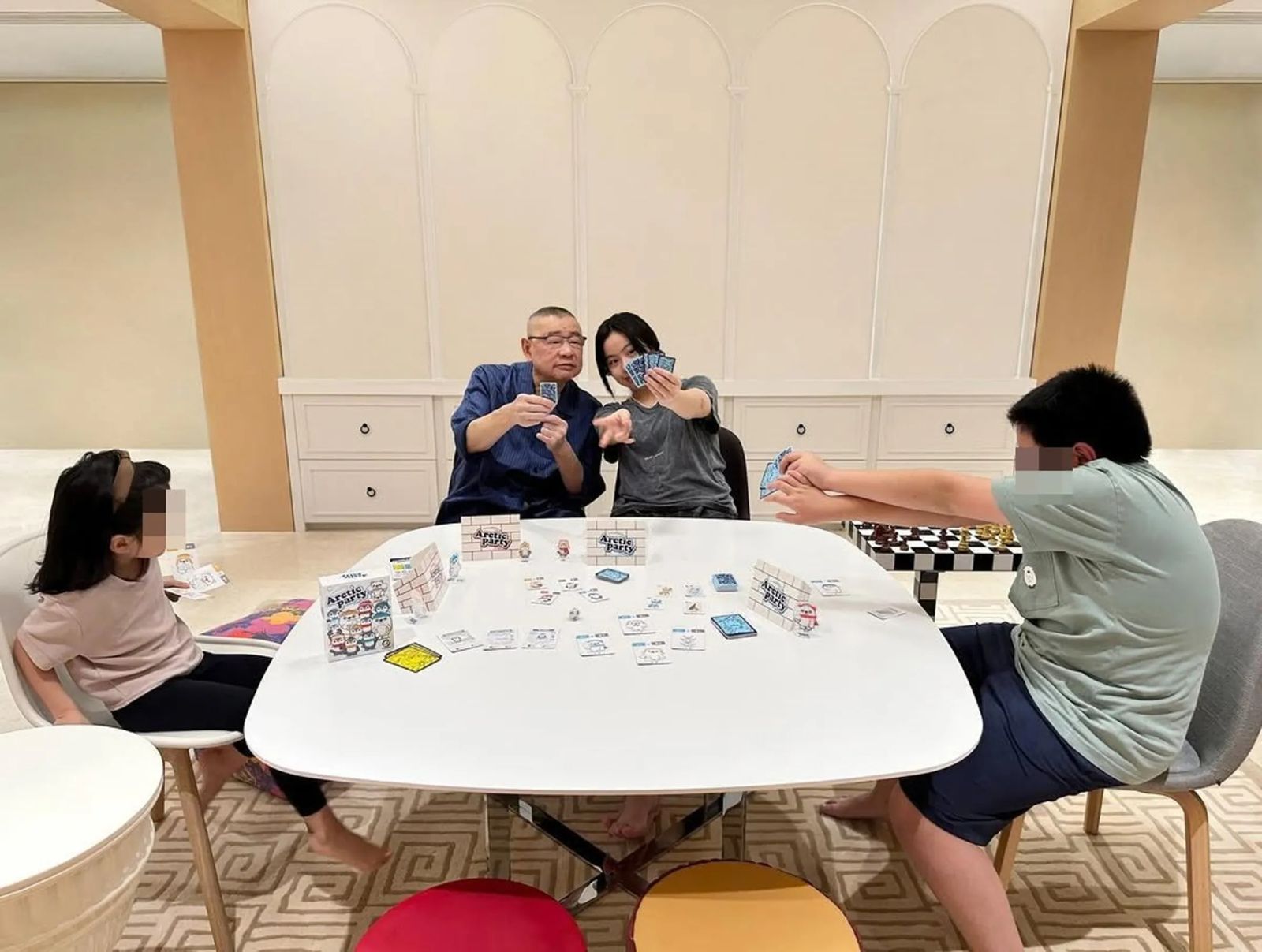 甘比曾曬出與大劉、孩子們玩卡牌的照片。（翻攝kimbeechan_official IG）