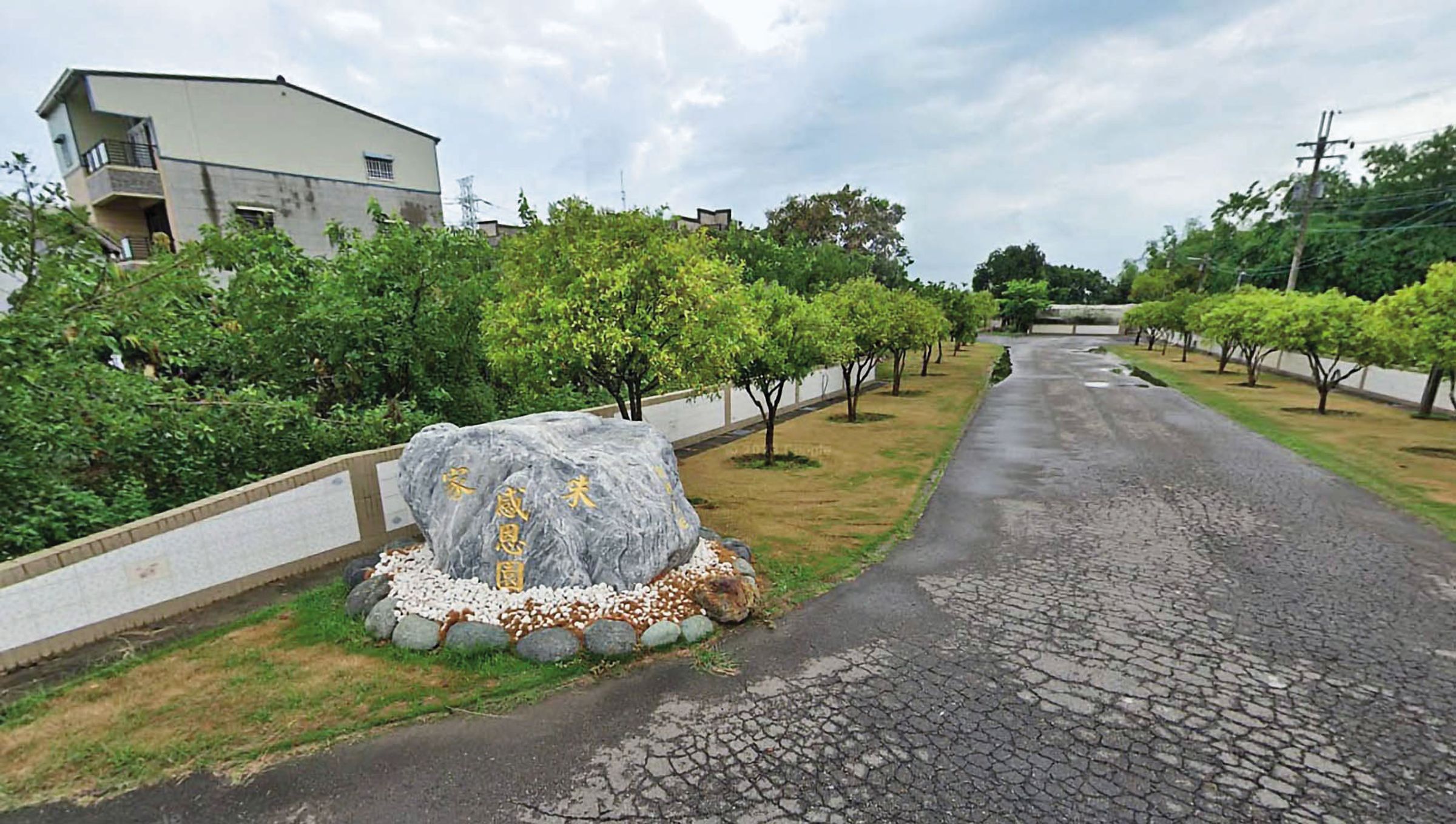 朱更楠出身貧困,事業有成後在高雄老家興建占地2公頃的祠堂(圖),開放鄉親無償使用並做慈善公益。(翻攝GoogleMaps)