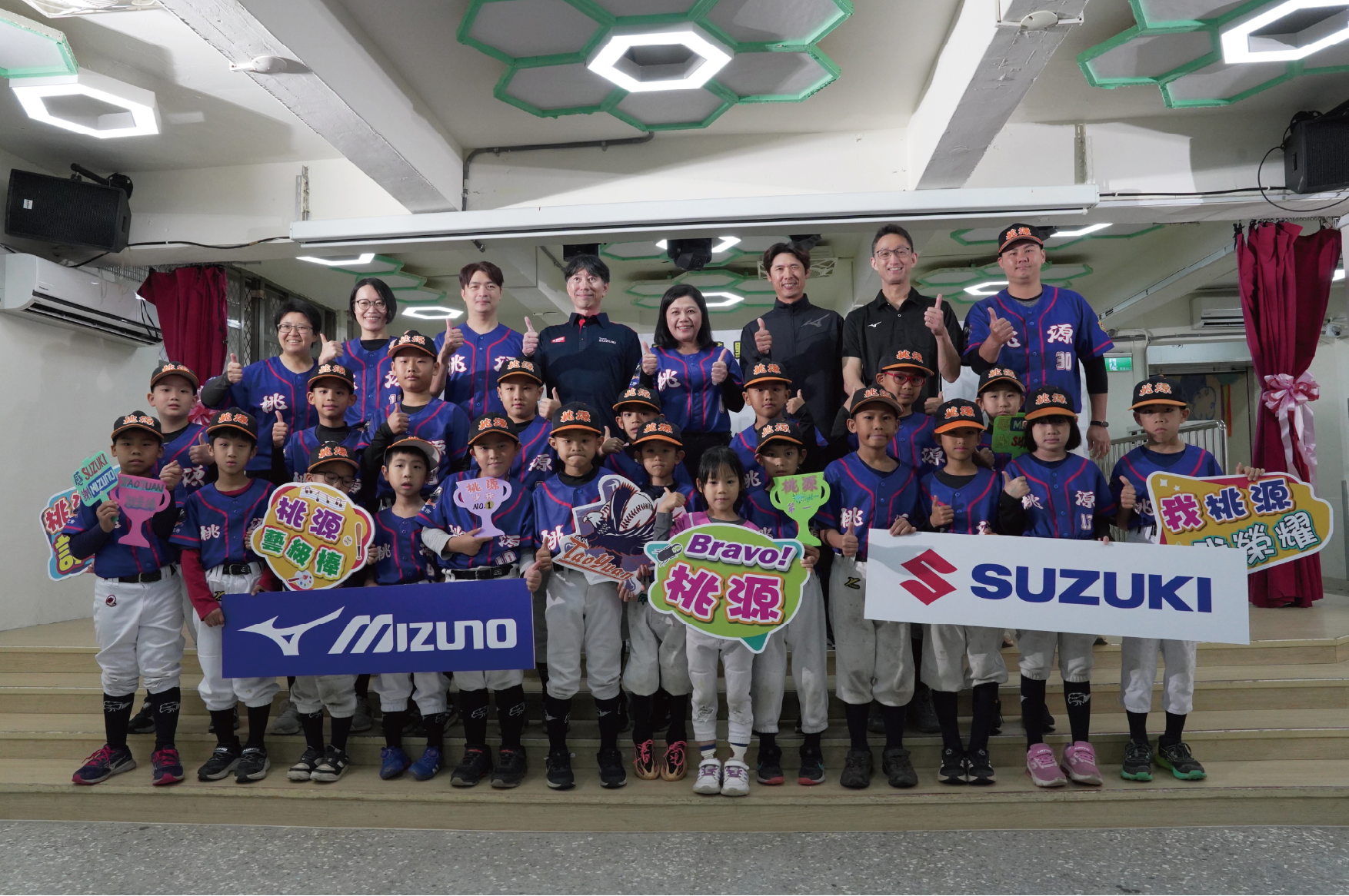 從道路到球場,穩定每一步的力量
TAIWAN SUZUKI 攜手 MIZUNO 捐贈 ALLGRIP 合作棒球裝備予北投桃源國小