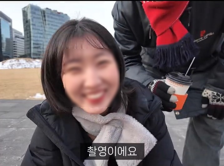 正妹直播遭咖啡大叔亂入！一開始以為是好心人，下一秒讓網友嚇壞。（翻自YT畫面）