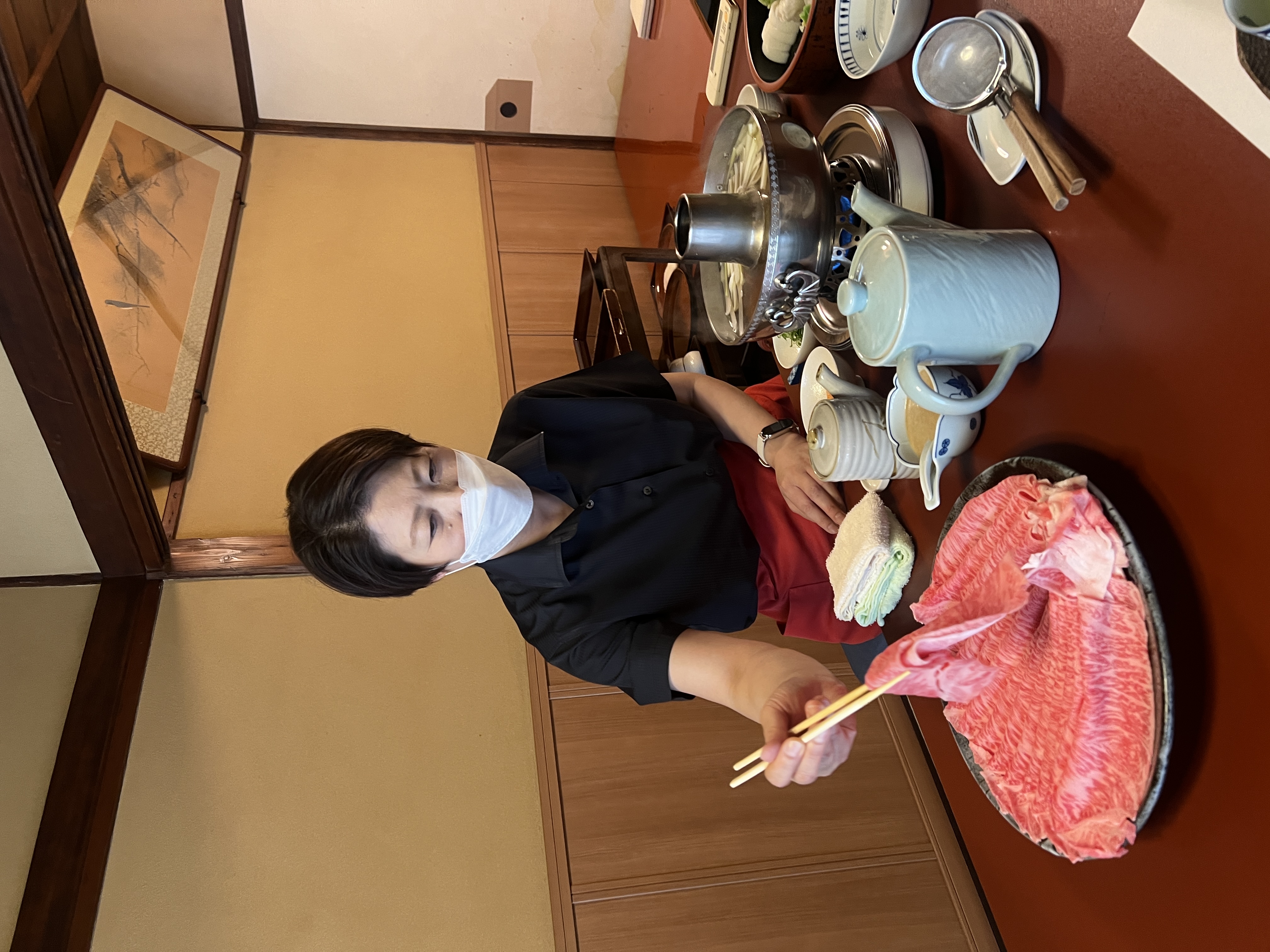 午餐時段的服務生不穿和服,而是比較容易活動的制服。