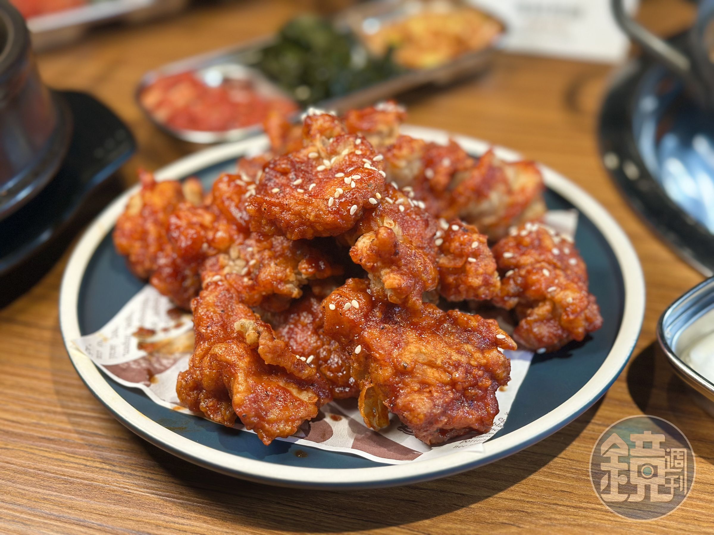 「經典洋釀炸雞」裹著甜甜辣辣的韓式醬料,香酥涮嘴。(359元/份)