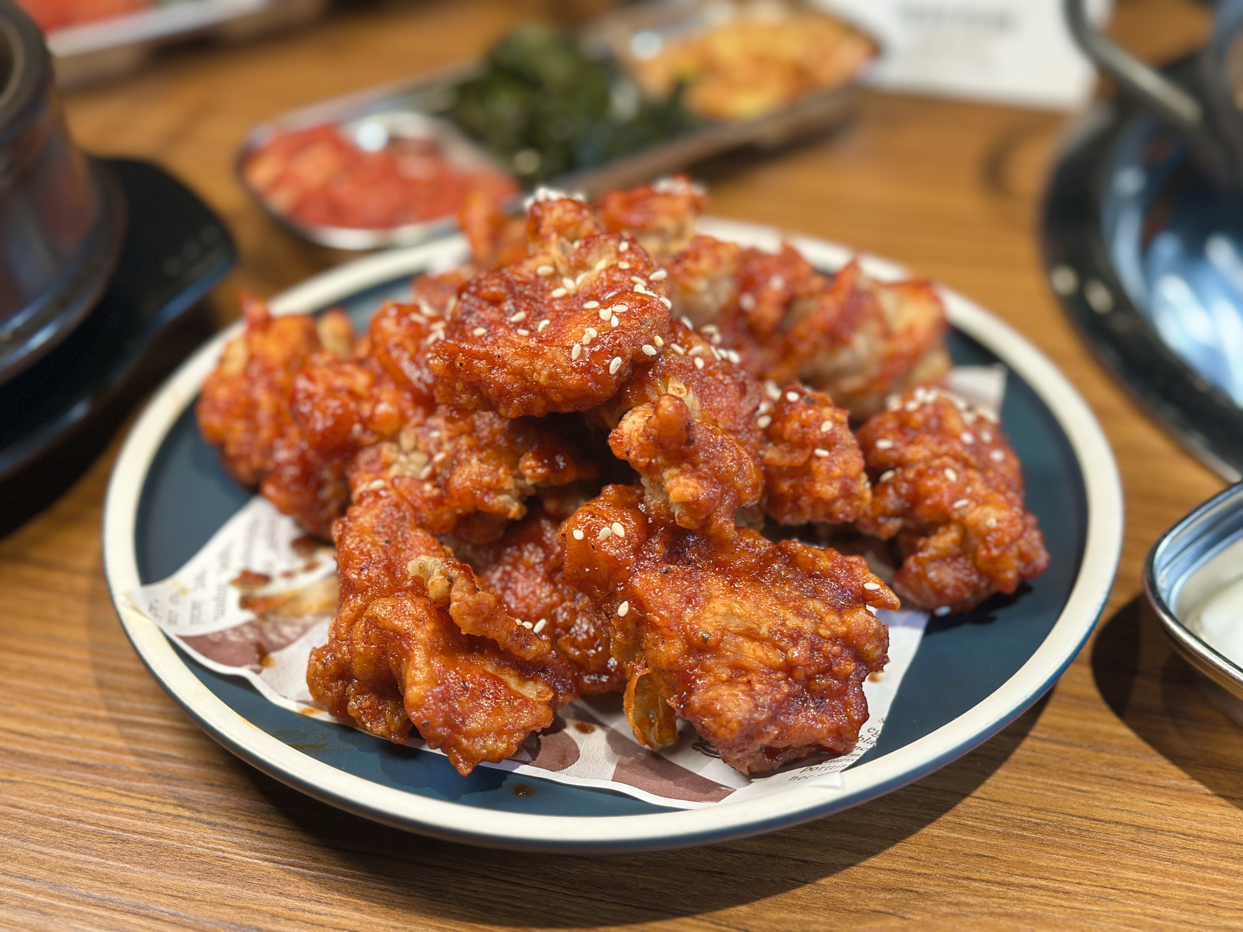 「經典洋釀炸雞」裹著甜甜辣辣的韓式醬料，香酥涮嘴。（359元／份）