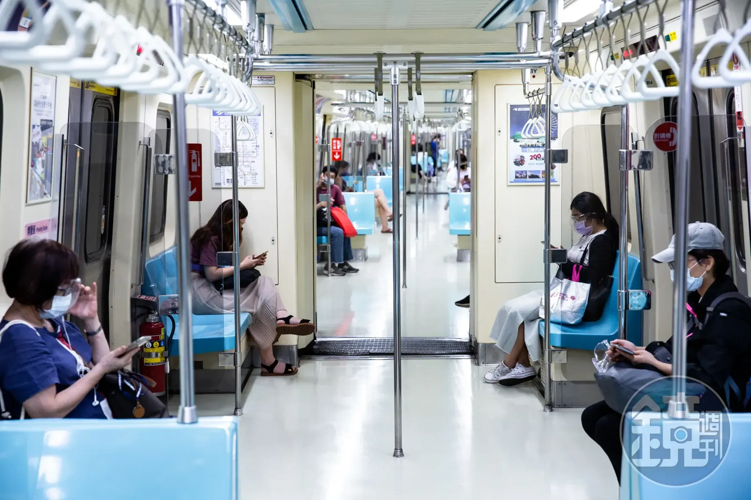 一名28歲新北男子搭乘捷運環狀線時，竟公然在車廂內吸食「喪屍菸彈」。（示意圖非當事人，本刊資料照）