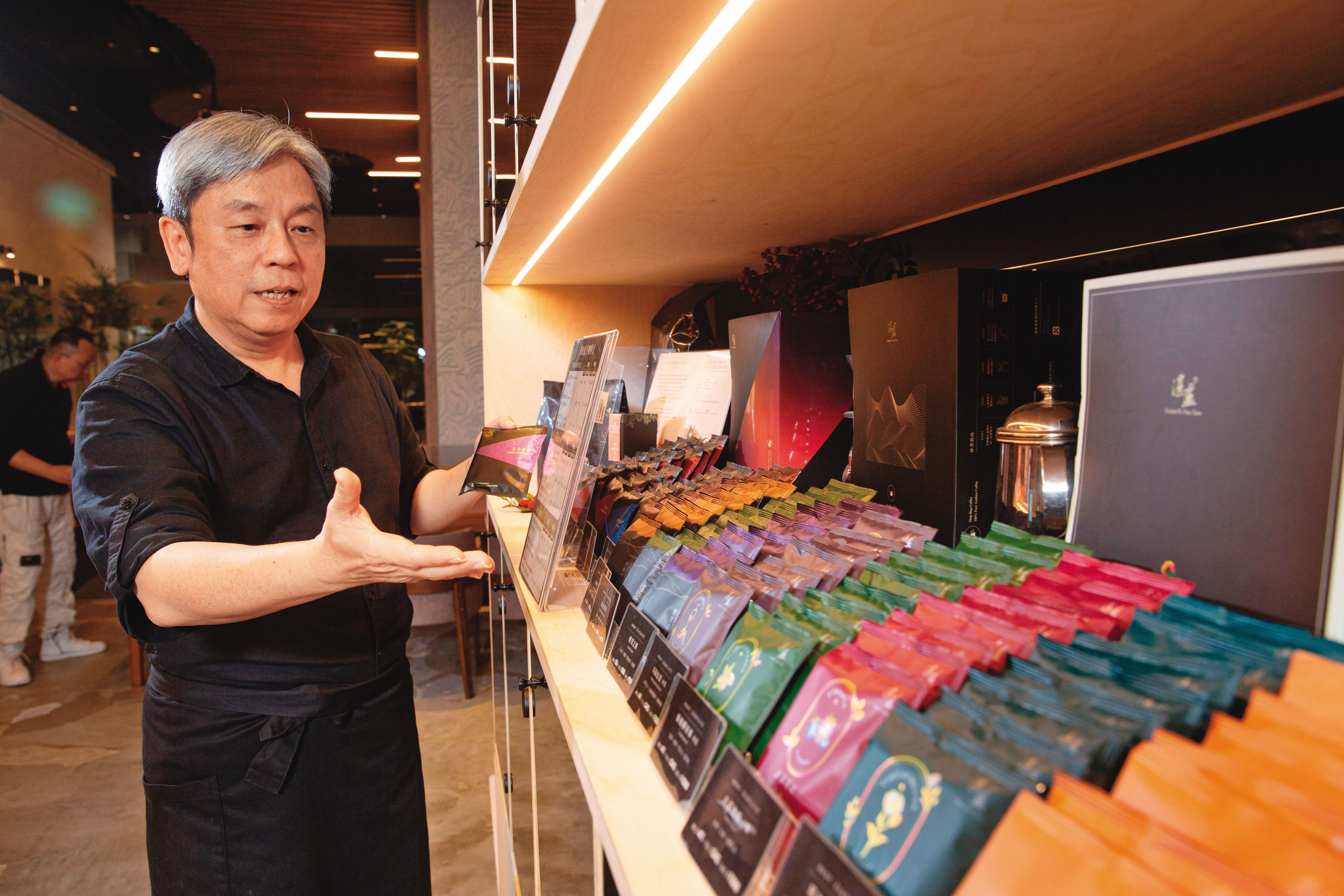 2019年廖國明將每支有故事的配方豆、濾掛包逐一檢視,以「甜蜜點烘焙」精品化,探索出最豐富且和諧的口感。