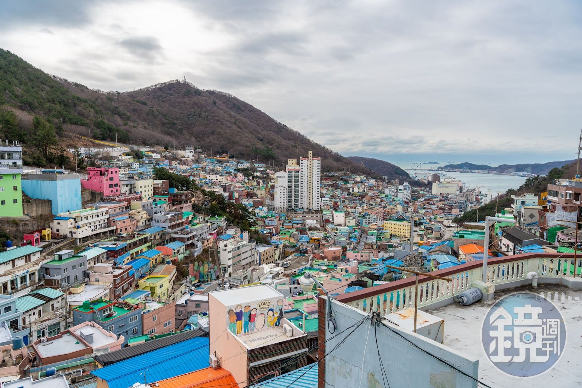 來到甘川文化村建議先到側面觀景台,除了能拍到村落全景,穿過拱門後會發現小王子與狐狸的藝術造景無所不在,處處是驚喜。(林亦君攝)