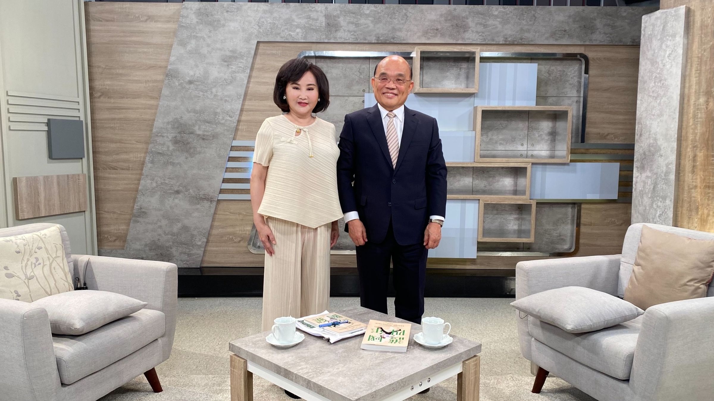 胡婉玲離開工作27年的民視,一時引起業內與外界熱烈討論;右為受她專訪的蘇貞昌。(翻攝臉書)