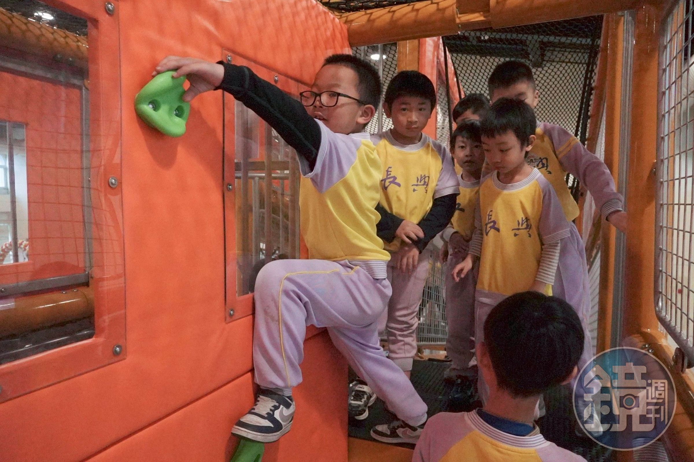 七堵室內兒童樂園(大童區和小童區遊樂空間)，讓孩子能在安全舒適的環境中快樂遊戲。