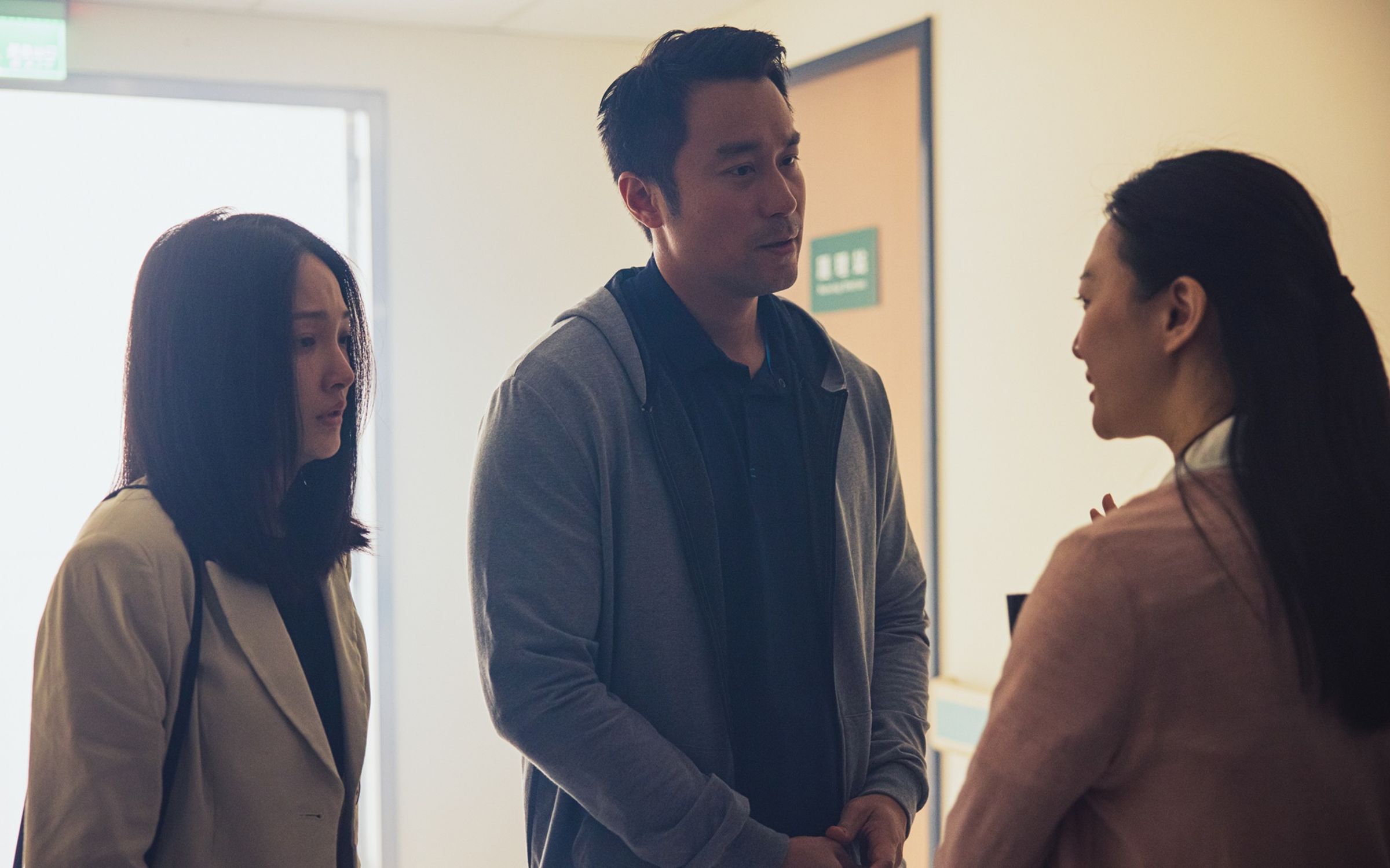 (左起)林映唯與張孝全在戲中演夫妻,右為李杏。(華映娛樂提供)