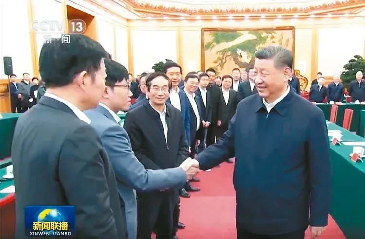習近平親自接見DeepSeek創辦人 ，傳員工被當「國寶」，並遭官方嚴密監控。（翻攝央視新聞網）