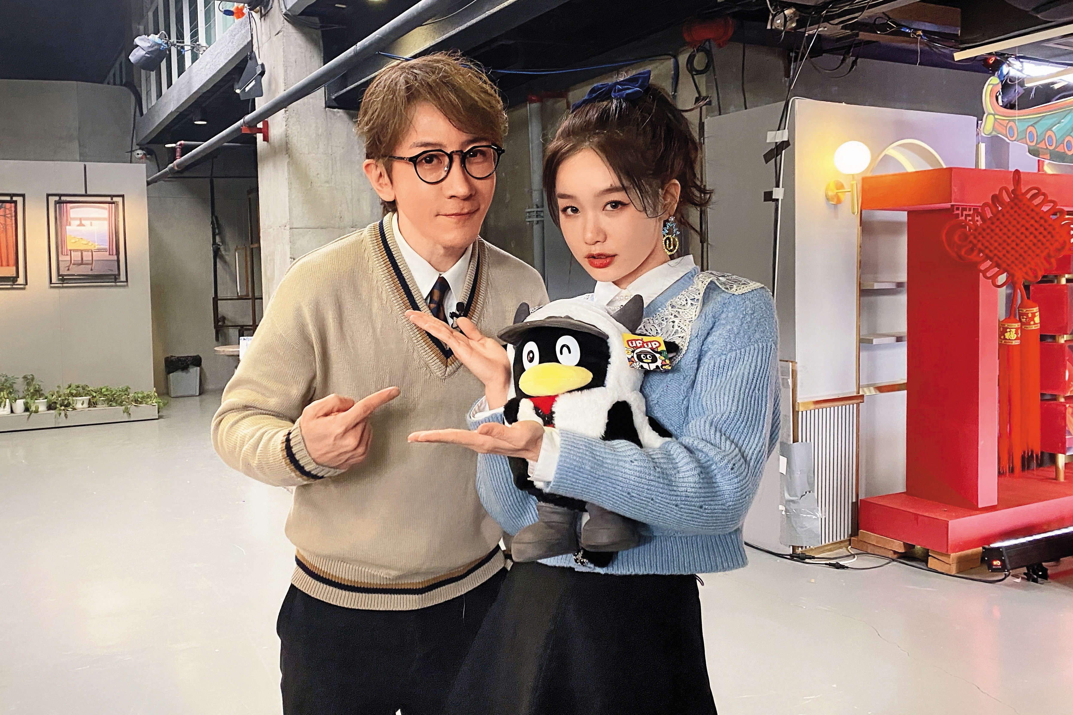 「硬糖少女」徐夢潔（右）曾在節目中表演自創魔術，劉謙（左）看完也相當驚訝。（翻攝自劉謙微博）