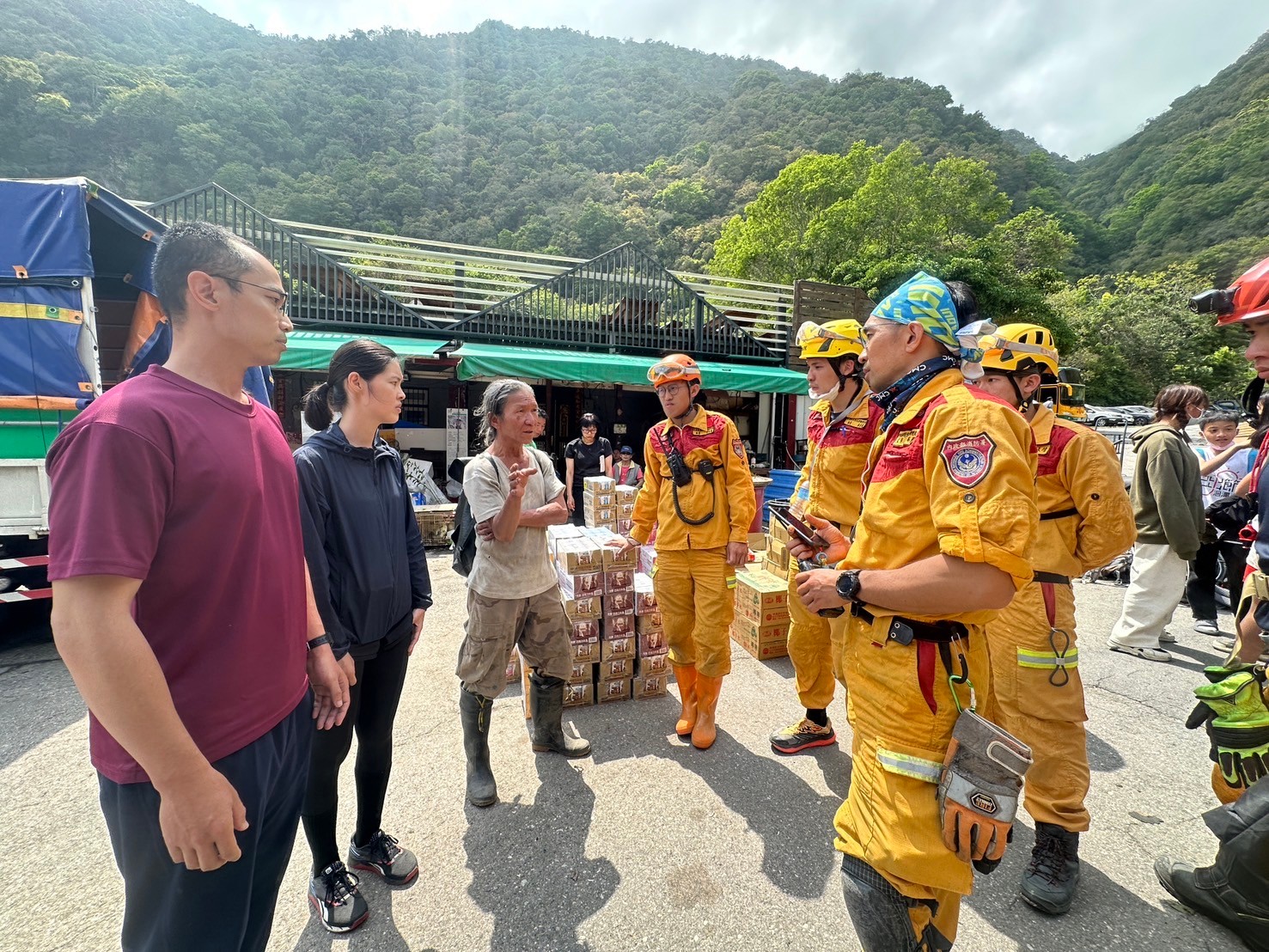 特搜隊員為受困民眾帶來物資，避免缺糧危機。（花蓮縣政府災害應變中心提供）