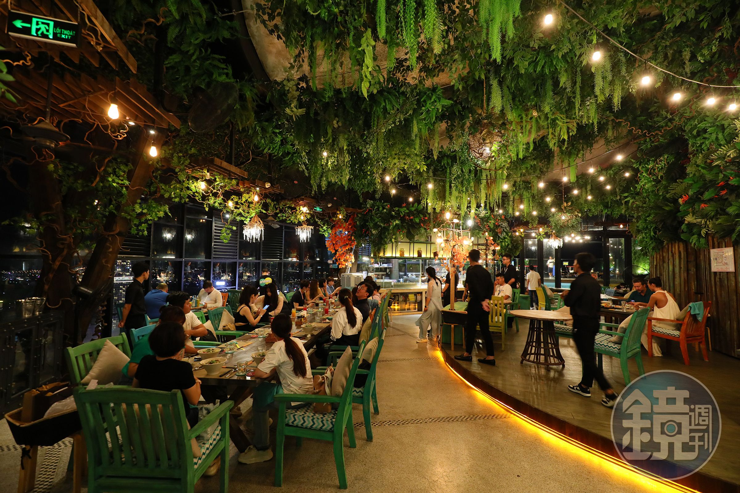 Skylight裡面也有一間餐廳，可以邊吃飯邊欣賞夜景。