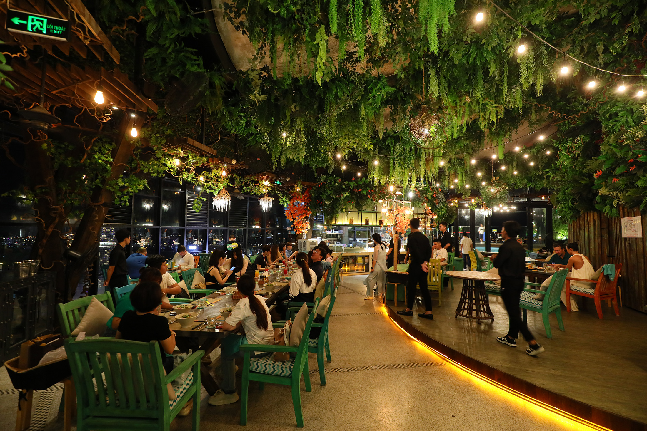 Skylight裡面也有一間餐廳，可以邊吃飯邊欣賞夜景。
