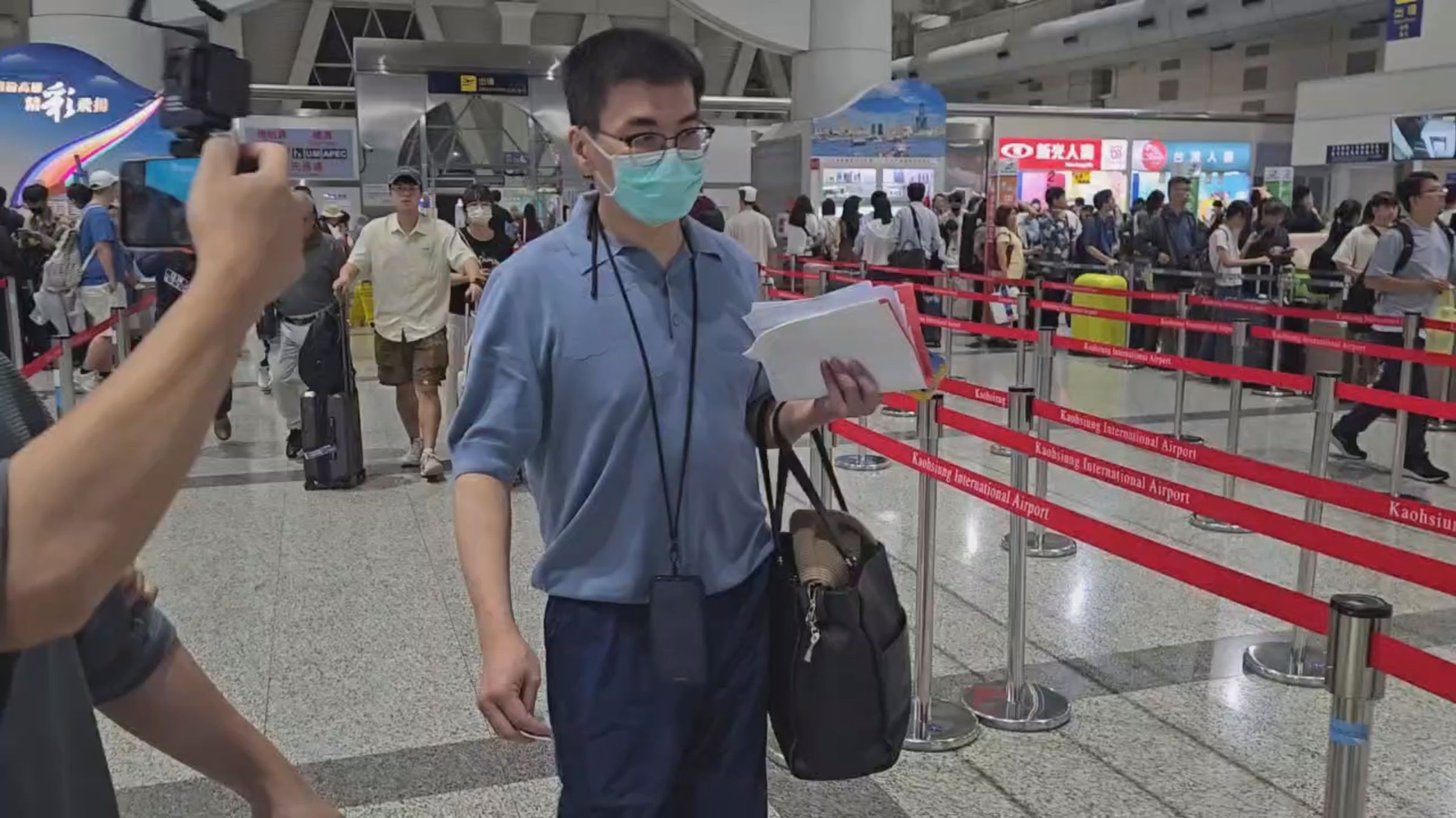 趙建銘今清晨現身小港機場,全程不發一語。(鏡新聞提供)