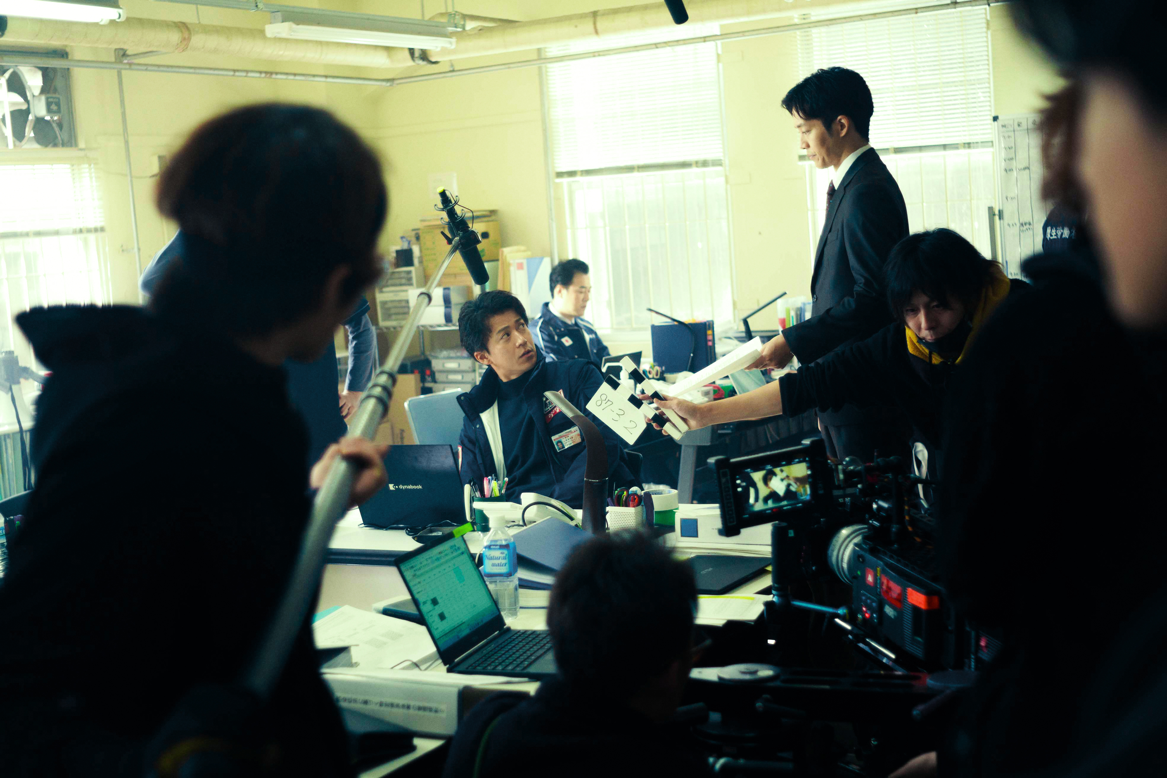 《戰疫前線》中小栗旬飾演（右）DMAT指揮官，與厚生勞動省官員松坂桃李從溝通衝突中逐漸找到共識。（天馬行空提供）