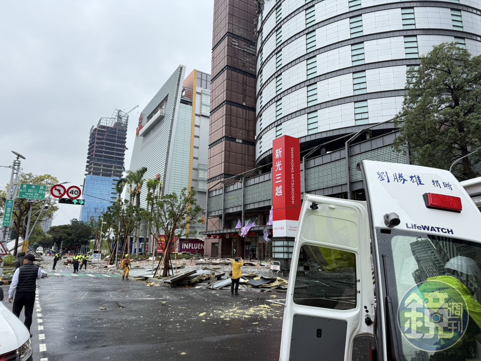 新光三越中港店發生爆炸，警消前往現場搶救。（讀者提供）