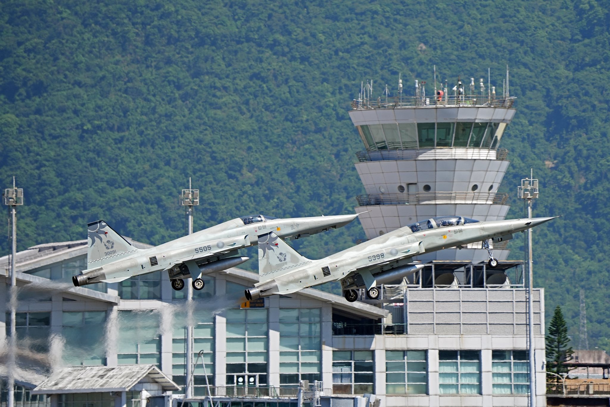 《路透社》認為，北京正試圖在台灣年度「漢光演習」登場前，藉此向台灣施壓，要求其接受中國的主權主張。（翻攝自國防部發言人臉書）