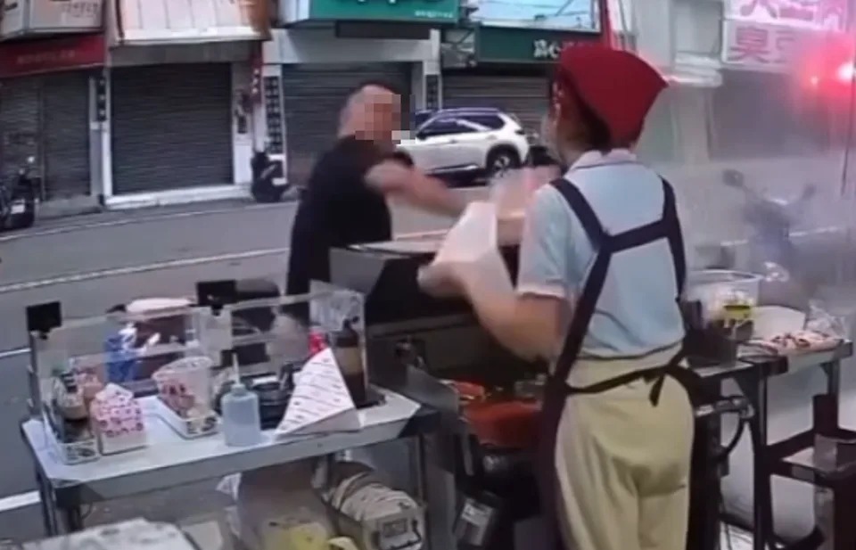 新竹市一名42歲李姓男子日前到一家早餐借廁所被婉拒，竟惱羞成怒砸店，被警方壓制時竟還「失禁」。（翻攝畫面）