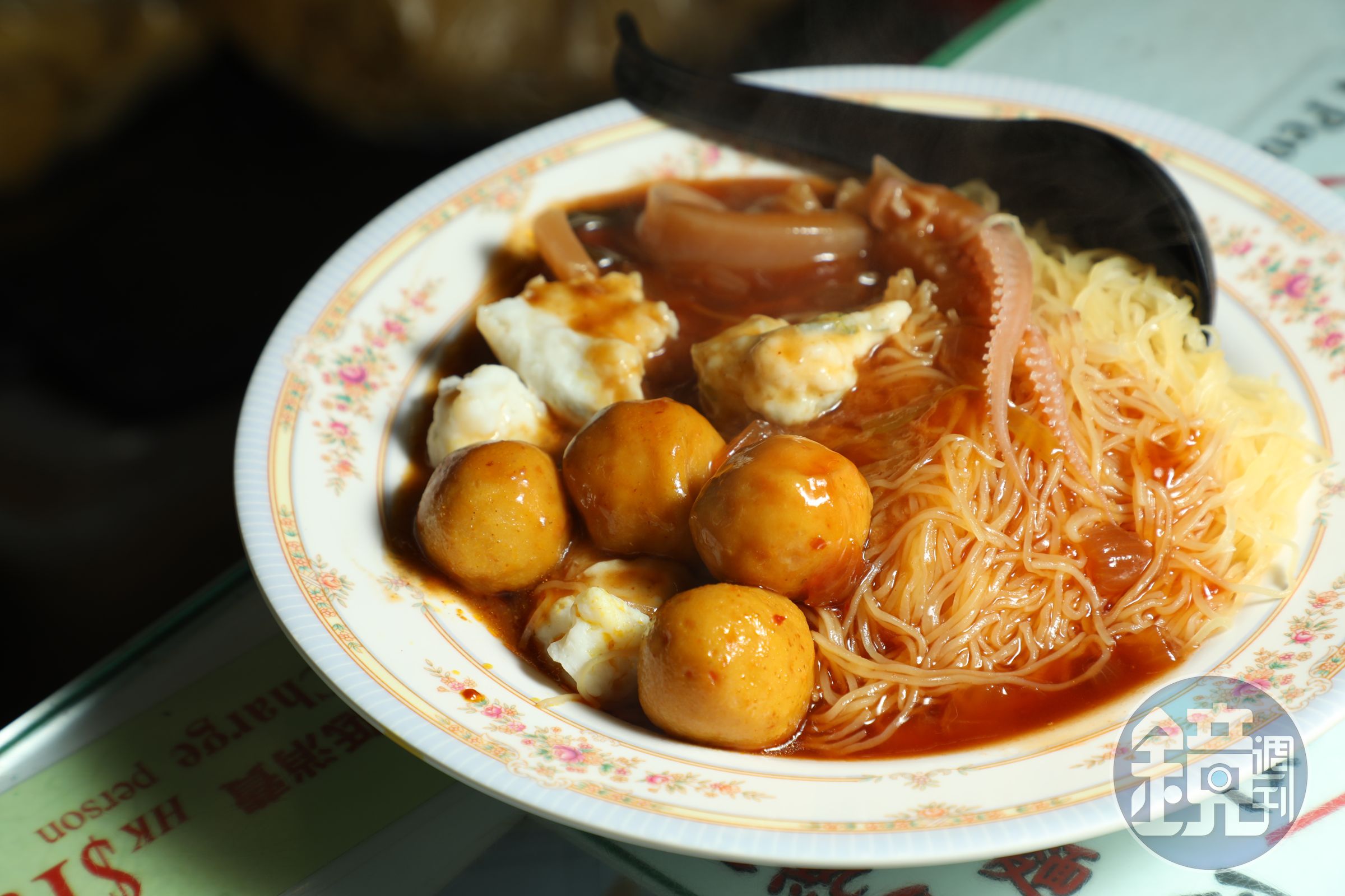 澳門特色車仔麵「撈麵套餐」可以選擇兩拼或者三拼，自己搭配料與麵。（兩餸港幣30元／份，三餸港幣33元／份，沙茶醬生魷魚加價港幣5元）
