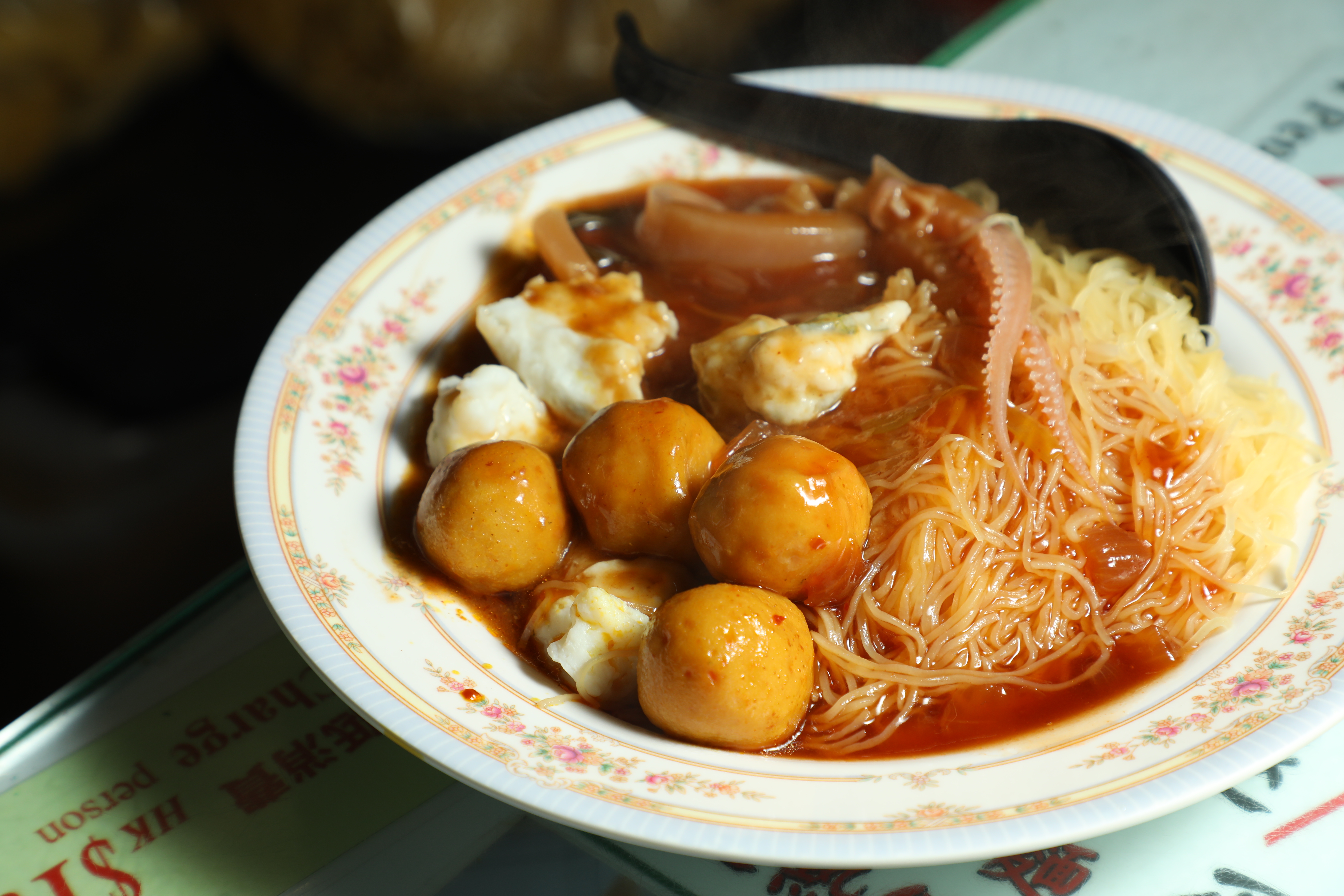 澳門特色車仔麵「撈麵套餐」可以選擇兩拼或者三拼，自己搭配料與麵。（兩餸港幣30元／份，三餸港幣33元／份，沙茶醬生魷魚加價港幣5元）