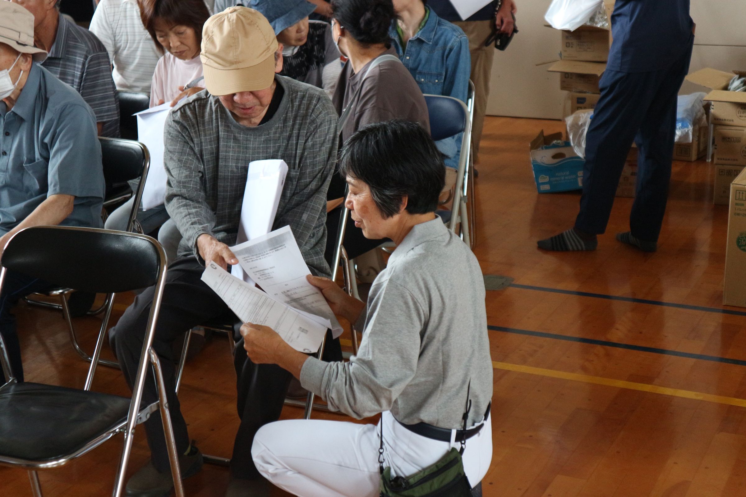 南里美女士(前方灰衣志工),熱心提供自己家給志工住宿外,也一起投入志工服務。(慈濟基金會提供)