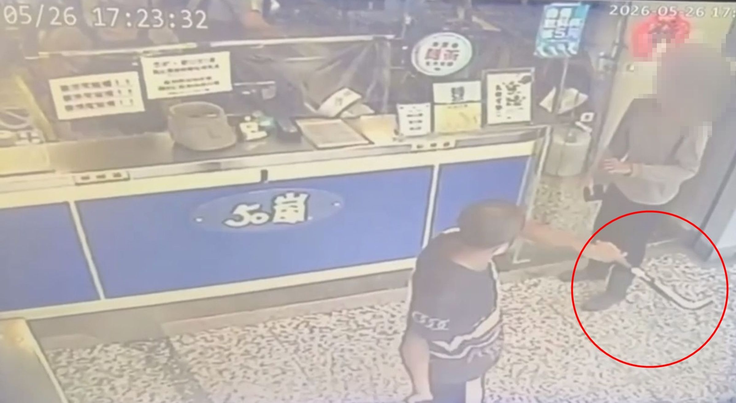 高雄市阿蓮區今晚驚傳一起隨機傷人事件，一名男子疑似情緒不穩，雙手持鐮刀砍傷民眾。（讀者提供）