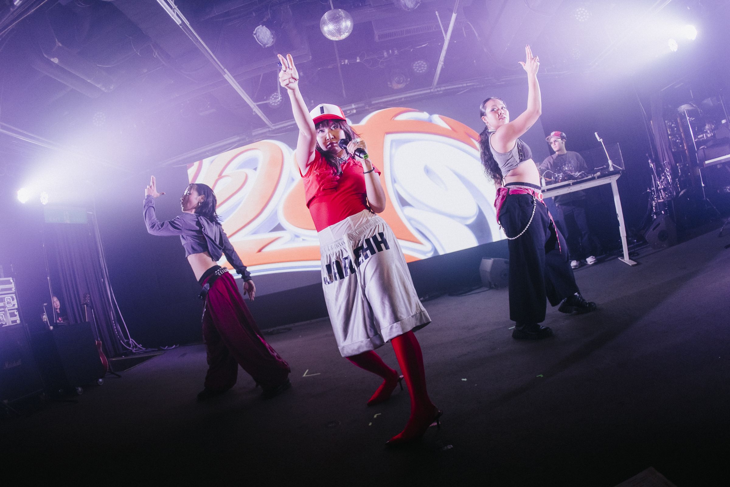 MILLI將她的喜怒哀樂寫進音樂裡,透過舞台宣洩活力。(The Wall Live House 、 大寫製造提供)