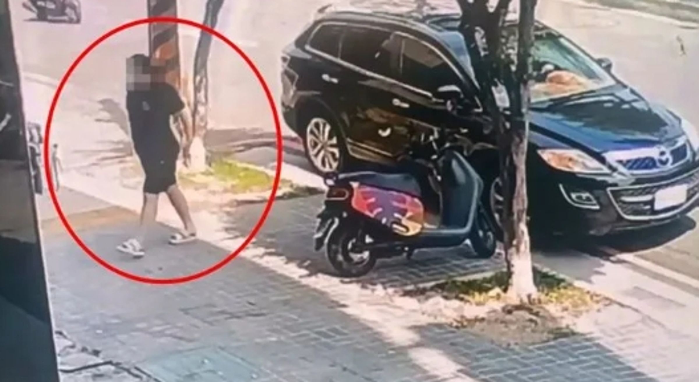 李女（紅圈處）在社群平台發文喊冤自清「我無辜」，卻引發死者親友強烈反擊。（翻攝畫面）