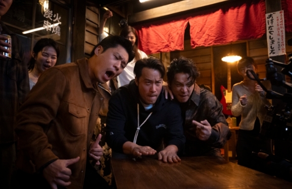 張孝全（前排左二）在《欠妳的那場婚禮》顛覆形象演出中年魯蛇。（金馬執委會提供）
