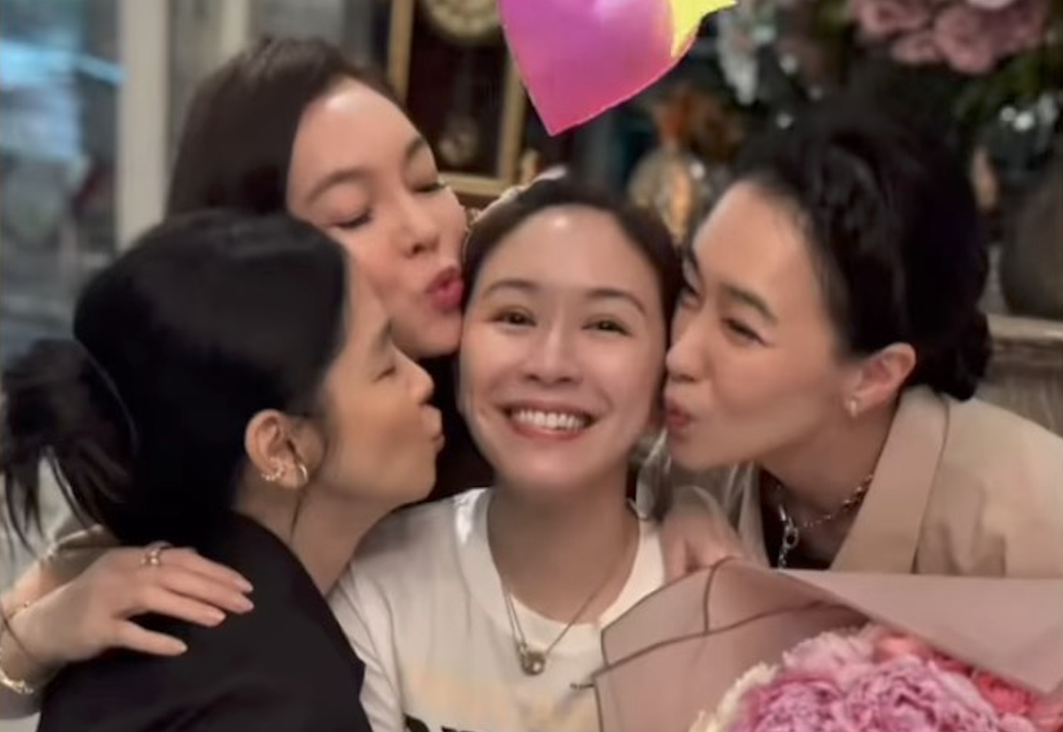 蔡依珊過46歲生日，好姐妹徐若瑄（左起）、曾馨瑩、陳妍嵐（右）獻吻，為她慶生。（翻攝蔡依珊IG）