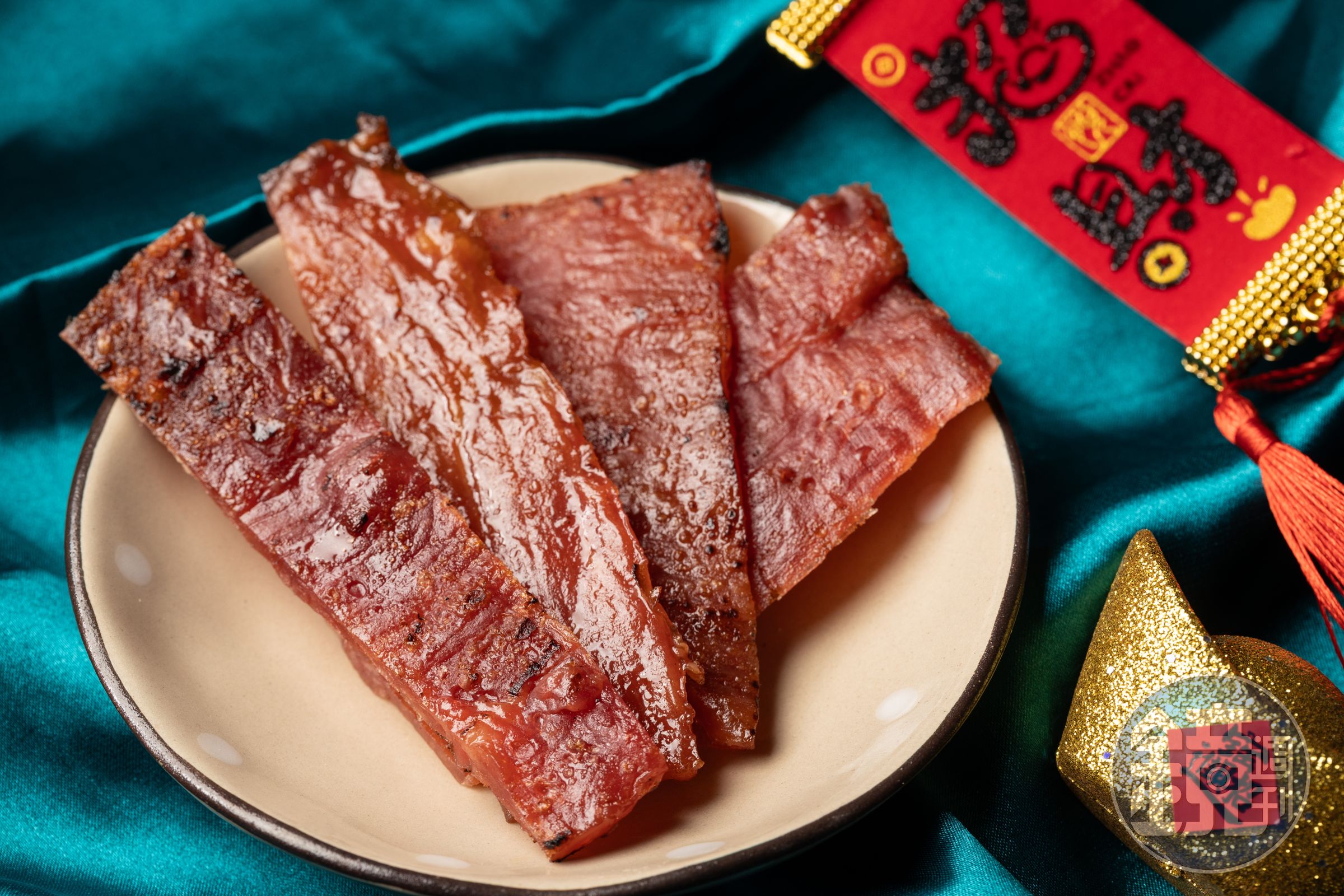 新味興的招牌「蜜汁肉乾」,純手工烘烤、每天現烤,過年買回家當零食、下酒都超讚。(250元/半斤)