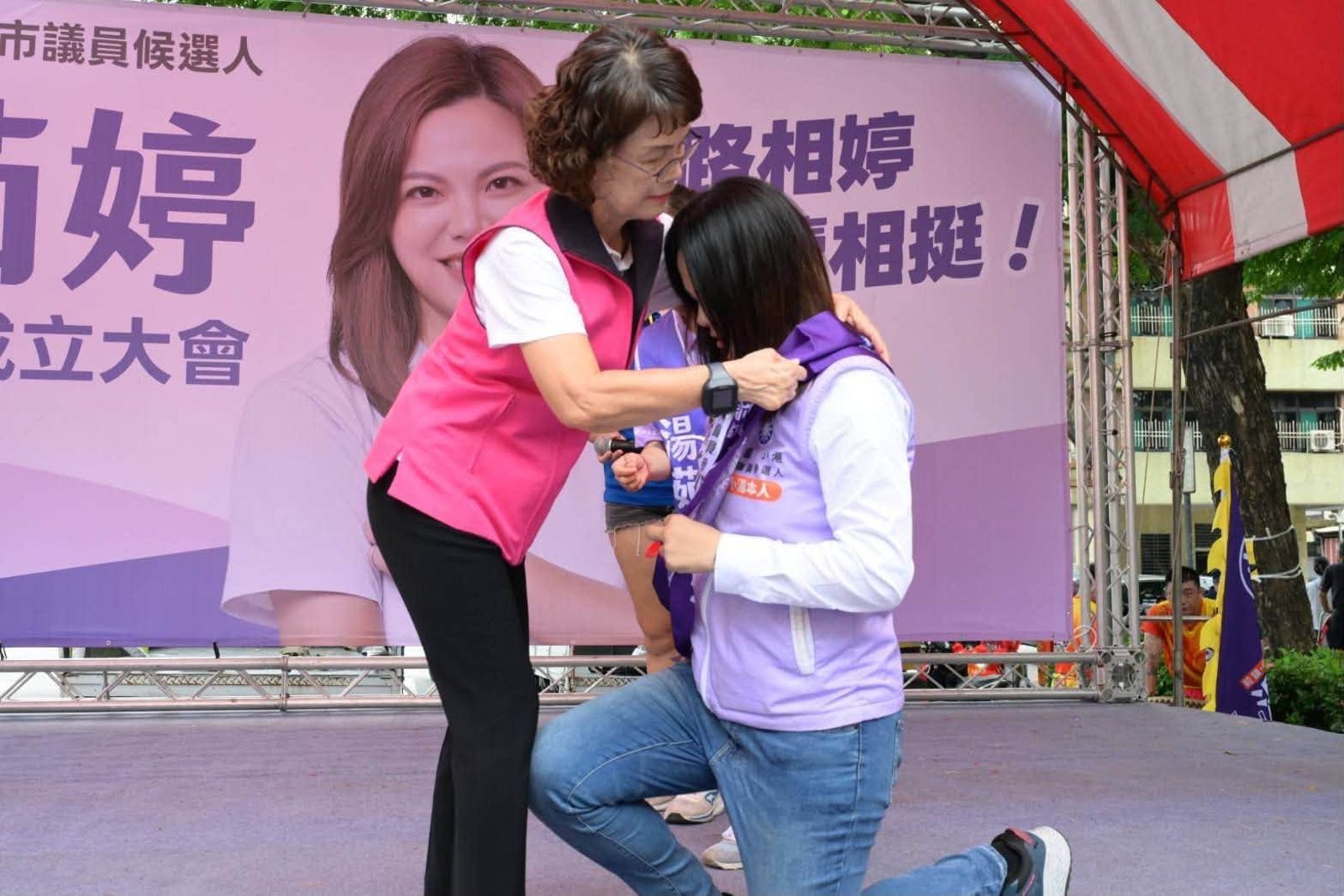 前時力選將轉戰國民黨「跪地接棒曾麗燕」 小黨參選人嘆:曾說的改革還算數?